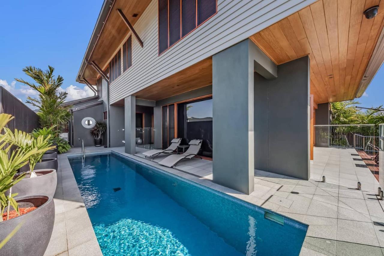 Airlie Waterfront Luxury At 10 The Cove *