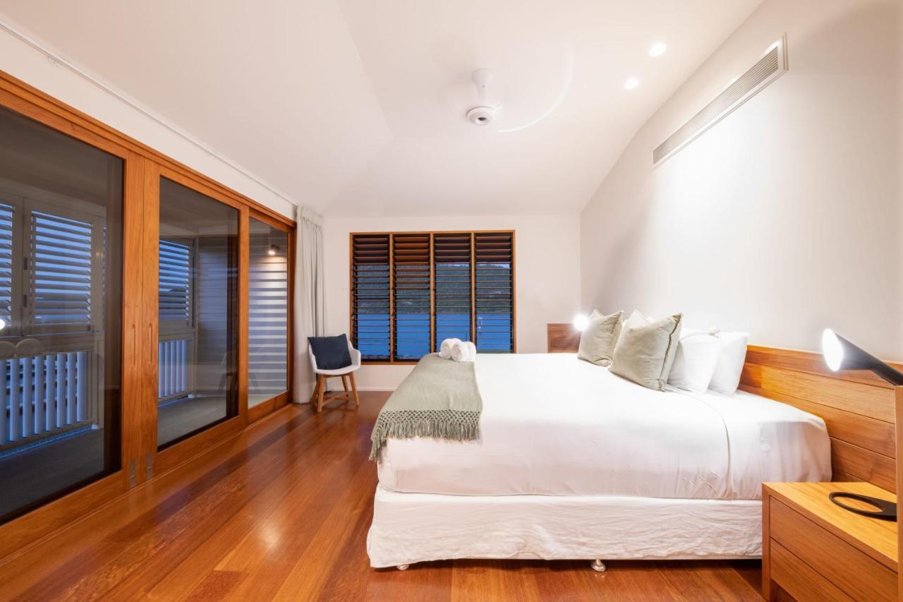 Holiday home Airlie Waterfront Luxury At 10 The Cove Airlie Beach
