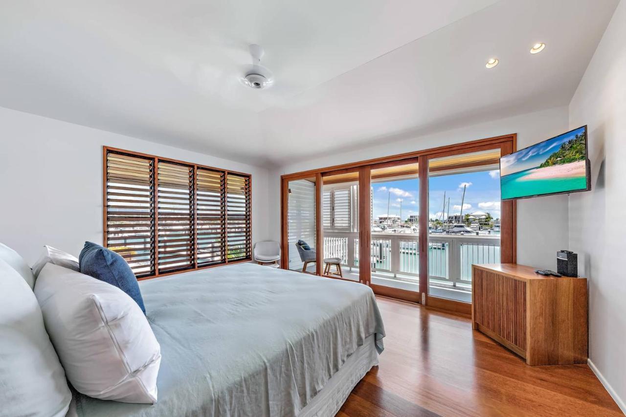 Airlie Waterfront Luxury At 10 The Cove Holiday home *