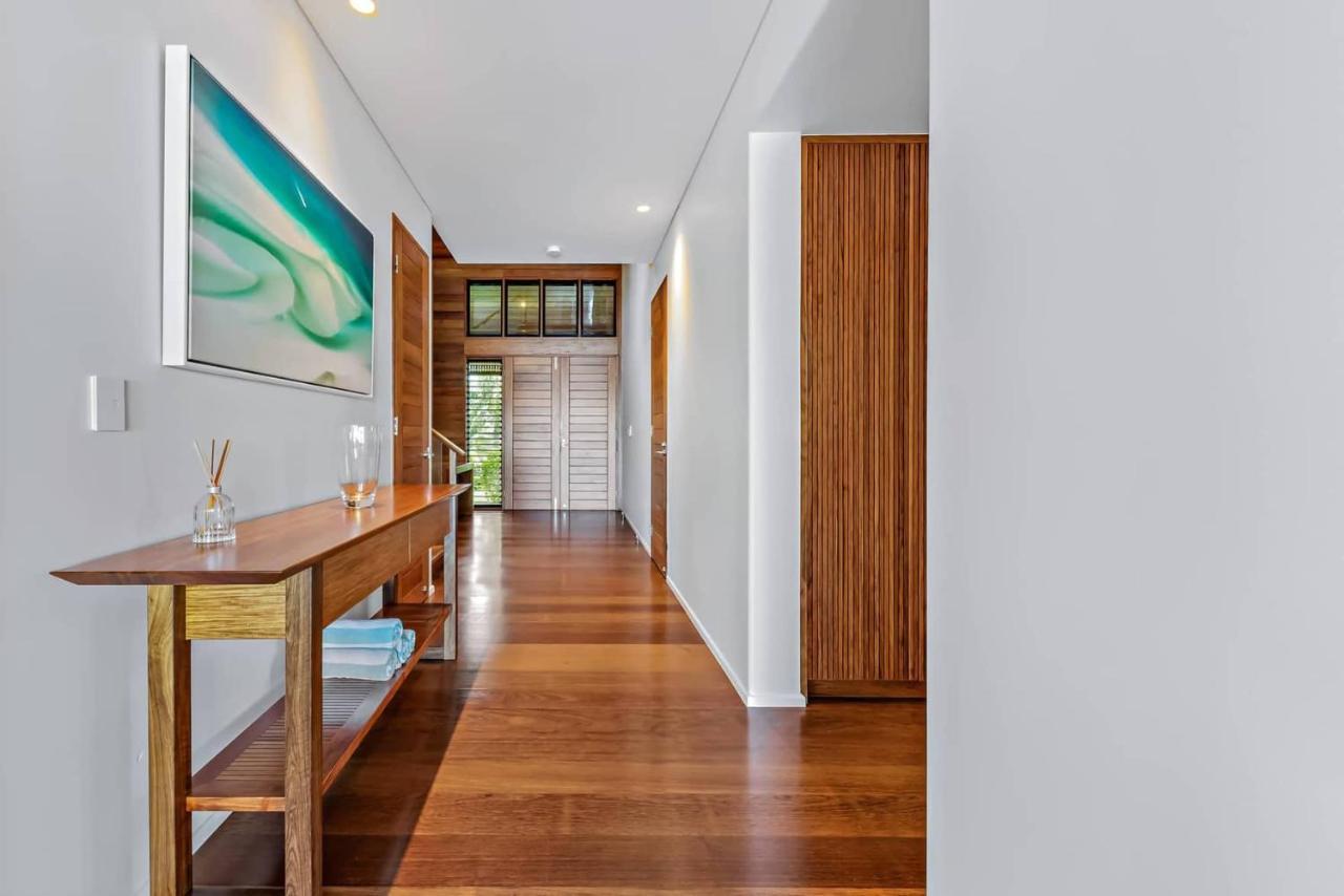 Airlie Waterfront Luxury At 10 The Cove Airlie Beach