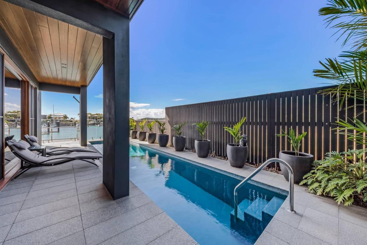 Airlie Waterfront Luxury At 10 The Cove Holiday home *