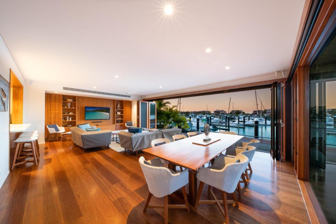 Airlie Waterfront Luxury At 10 The Cove Holiday home