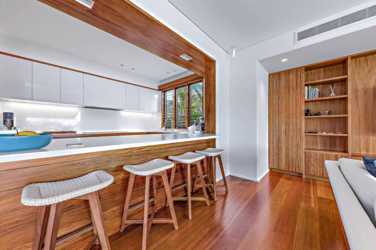 Airlie Waterfront Luxury At 10 The Cove Holiday home