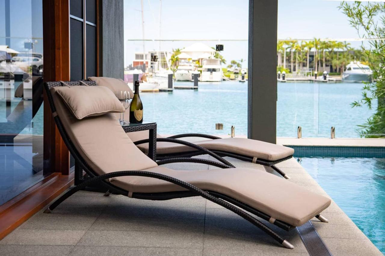 Airlie Waterfront Luxury At 10 The Cove Holiday home