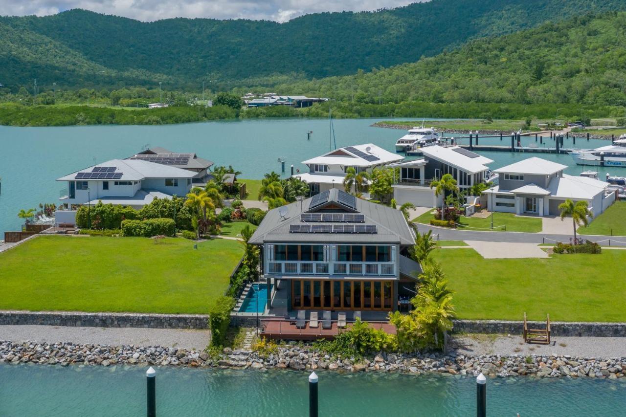 Airlie Waterfront Luxury At 10 The Cove Holiday home *