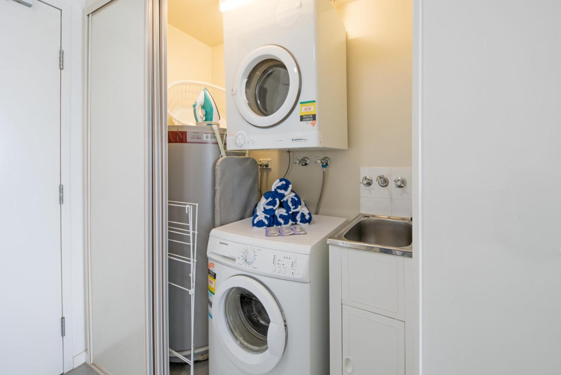 Coastal Charm On Airlie Apartment