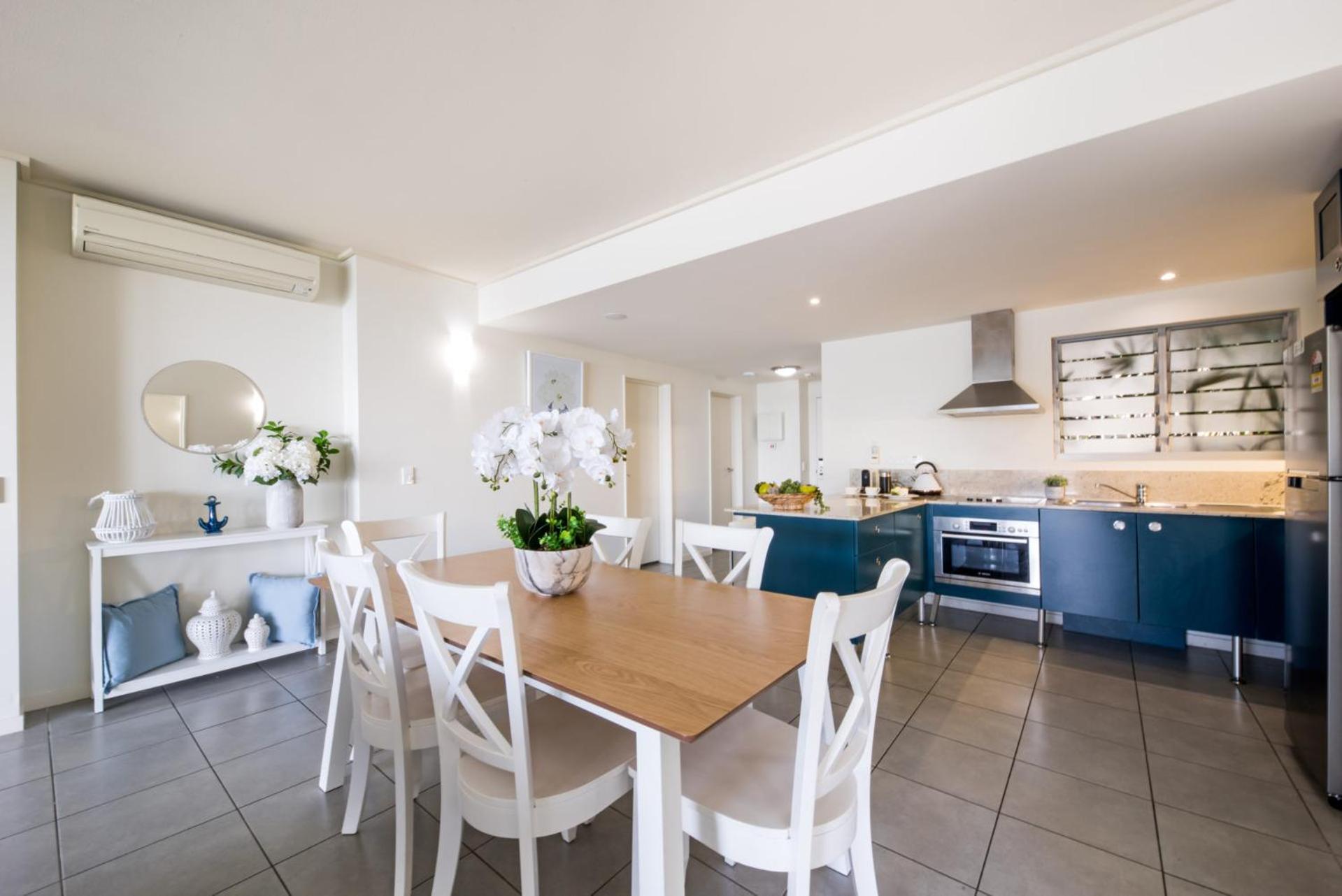 Coastal Charm On Airlie Apartment *