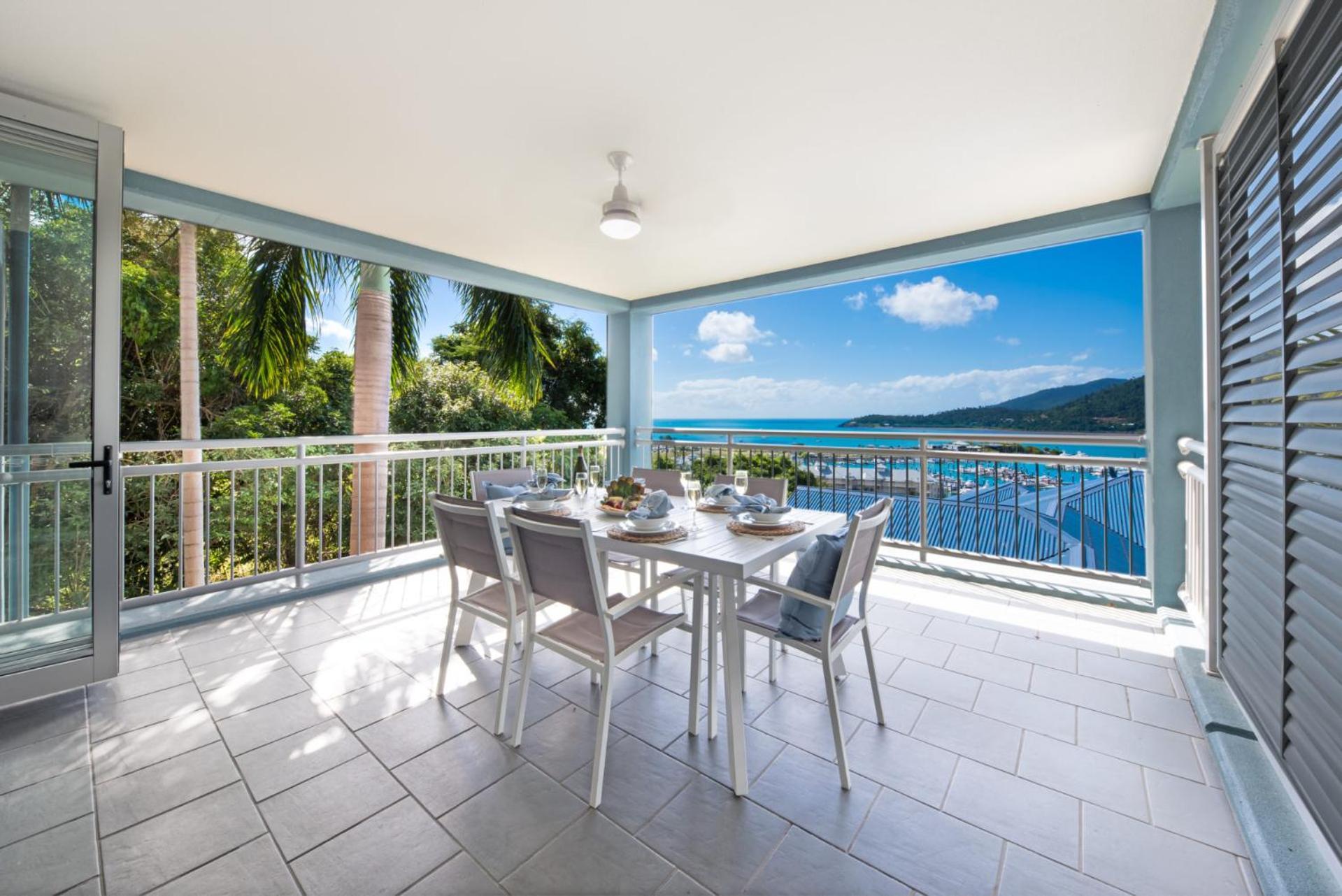 Coastal Charm On Airlie Apartment