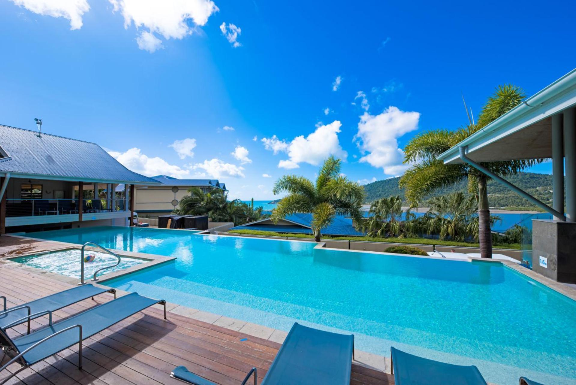 Coastal Charm On Airlie Apartment