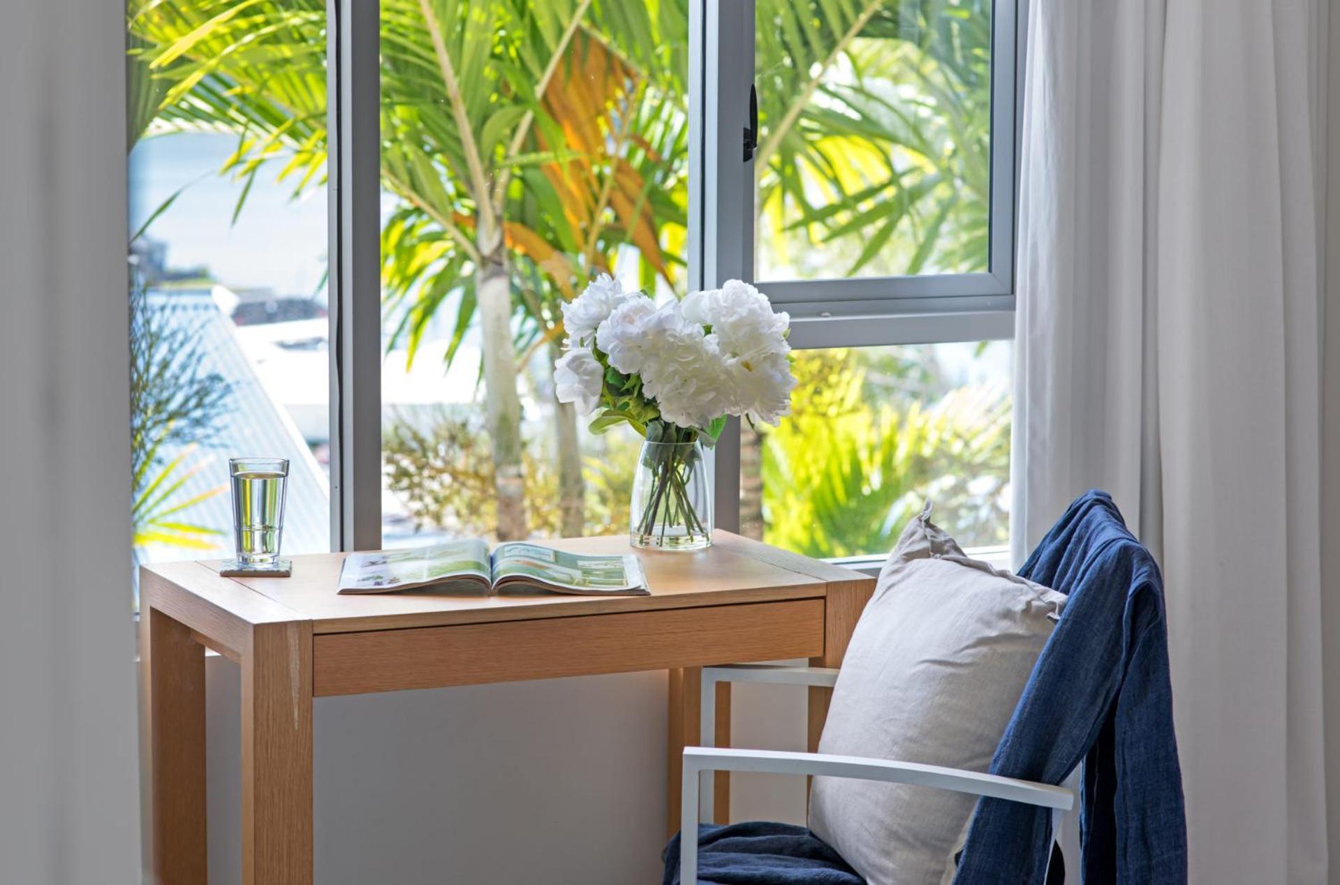 Coastal Charm On Airlie Apartment