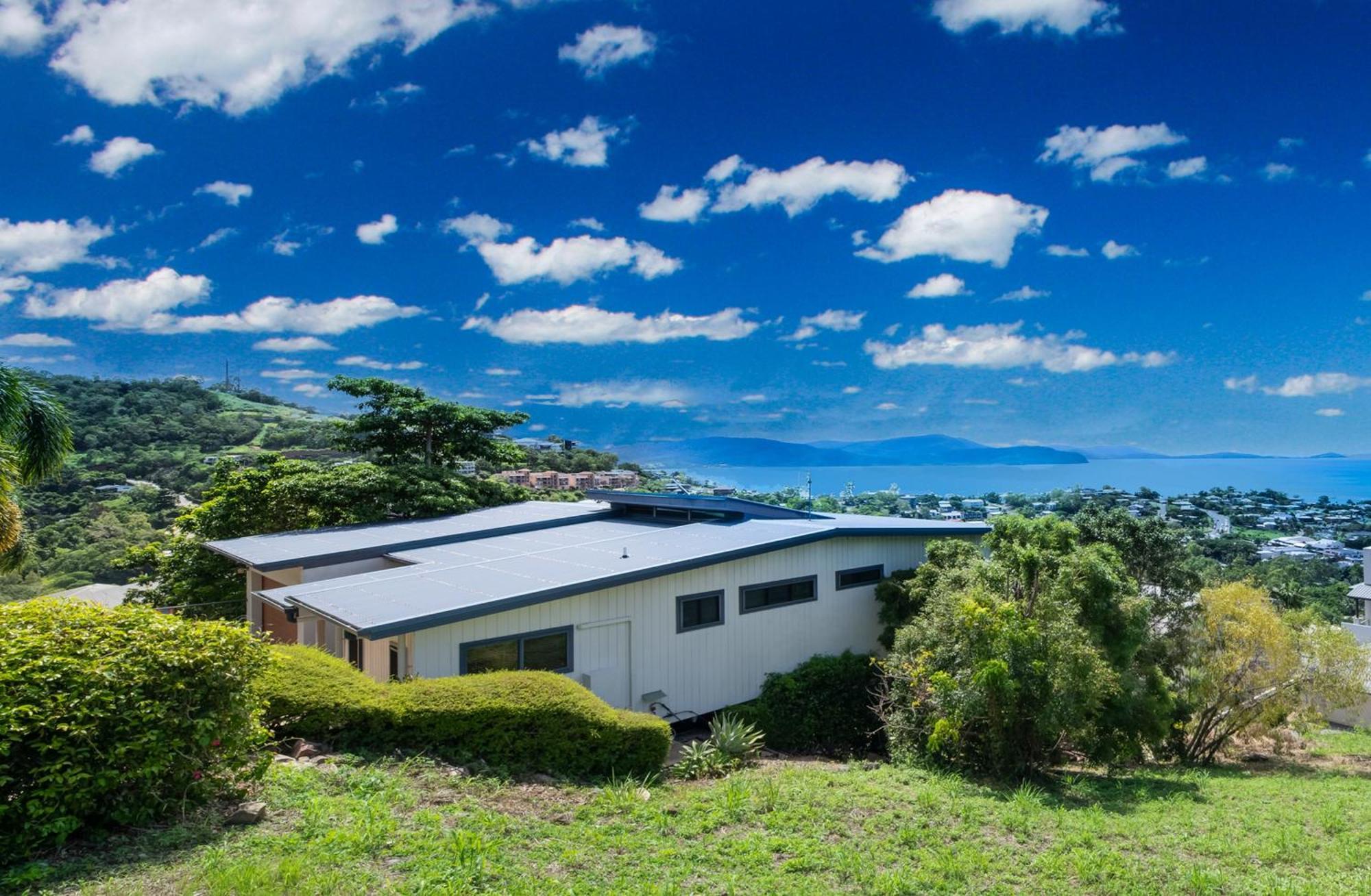Holiday home On The Horizon Airlie