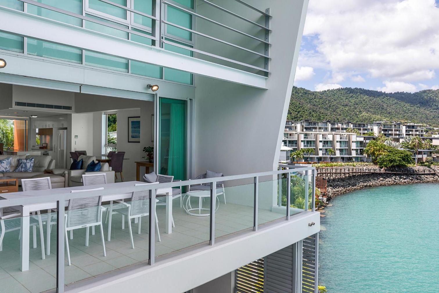 Peninsula Airlie Aparthotel 5*