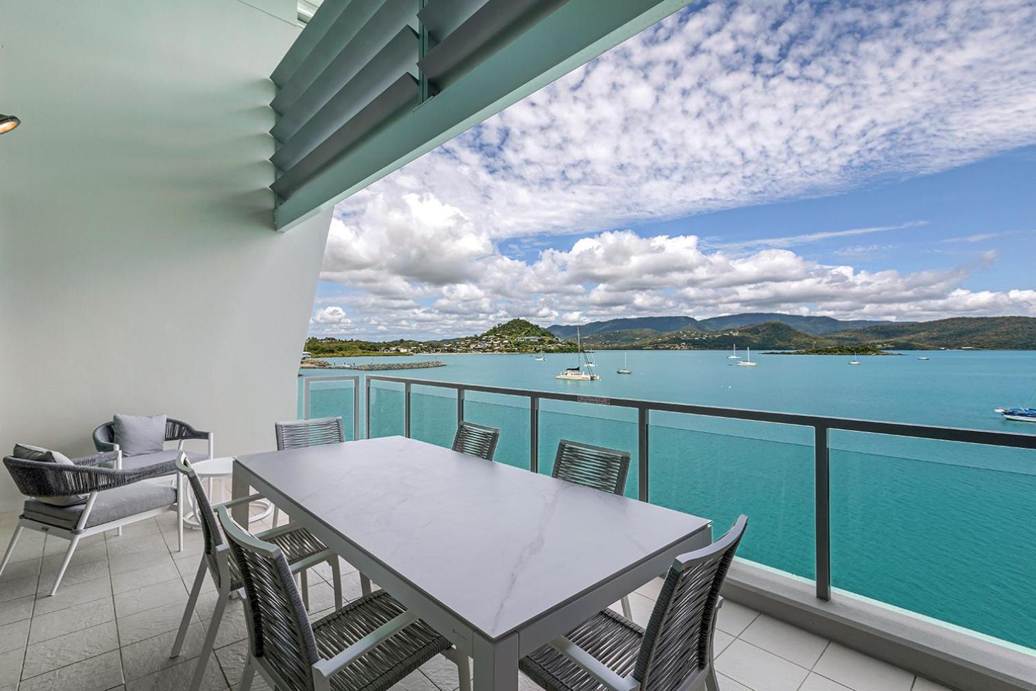 Peninsula Airlie Aparthotel 5*