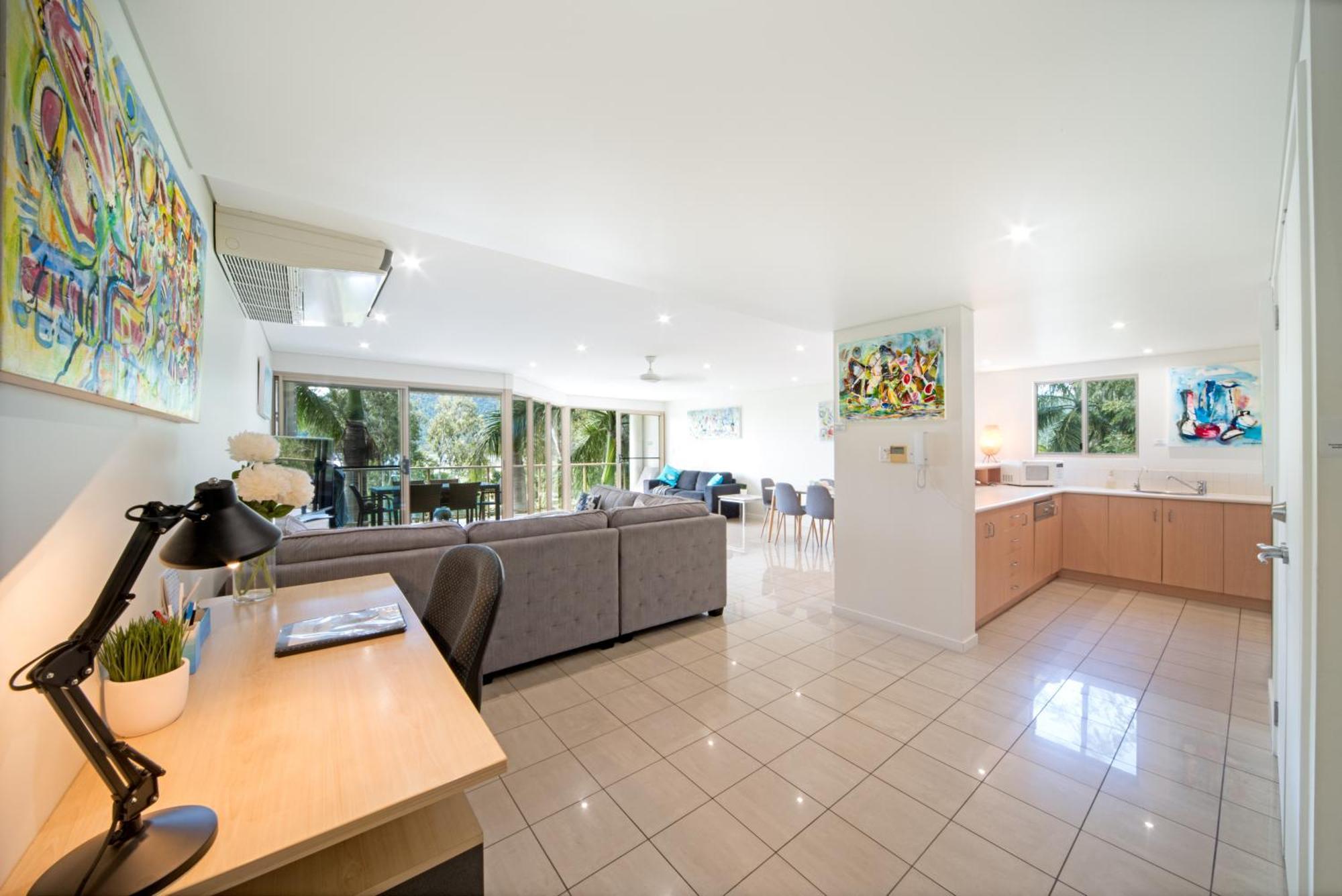 Phil's Place On Airlie Apartment