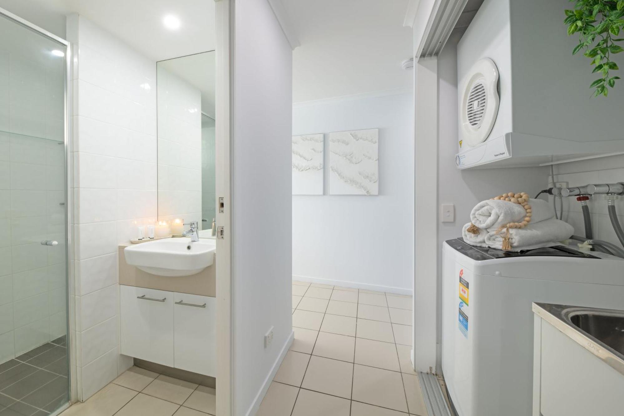 Penthouse Oasis On Airlie Apartment