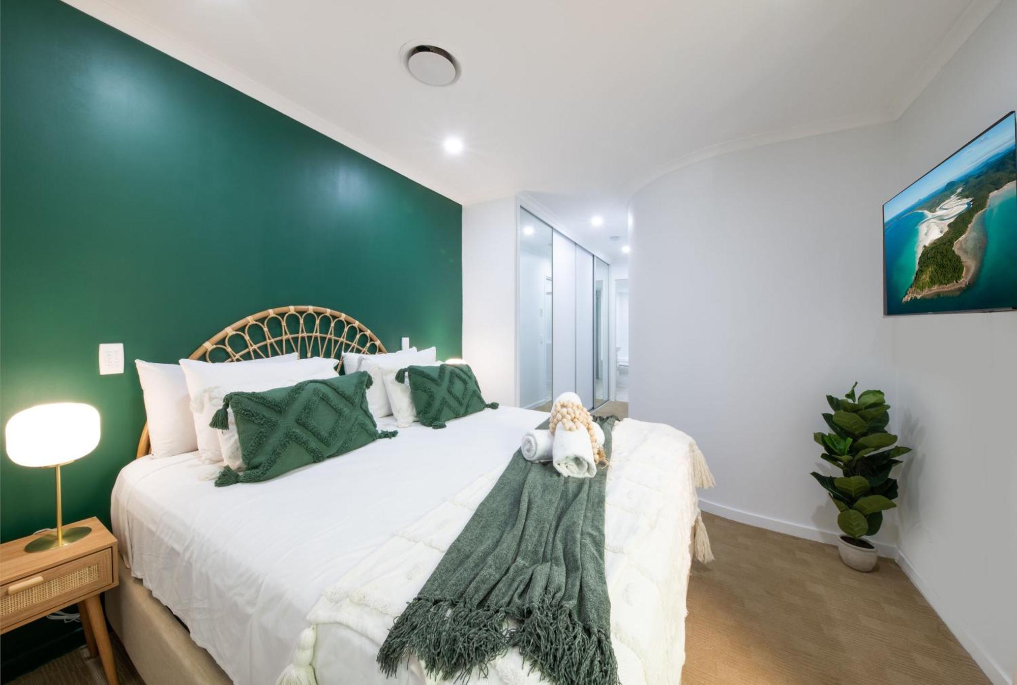 Penthouse Oasis On Airlie *