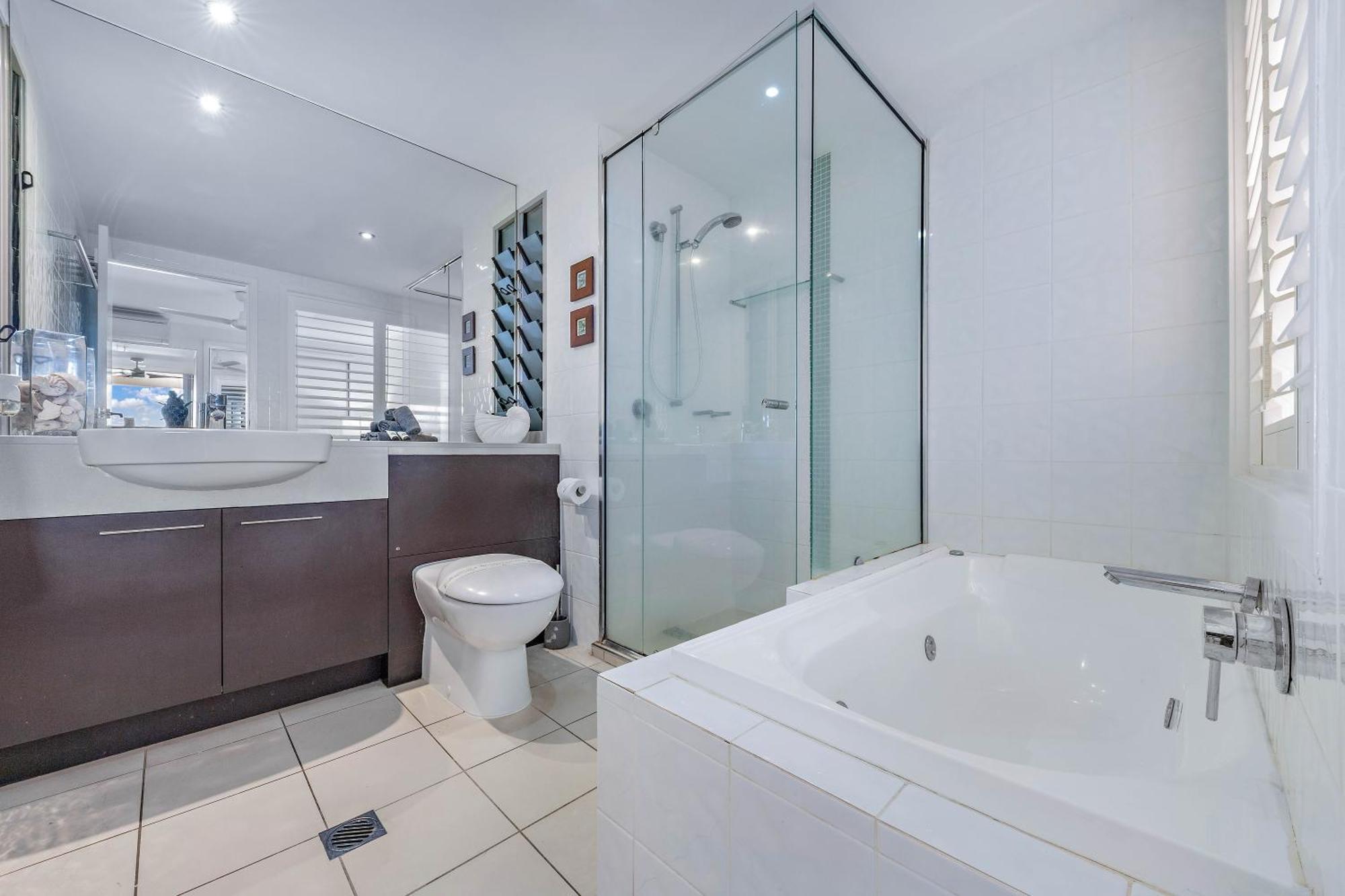 By The Sea Shore With Pool Apartment Airlie Beach