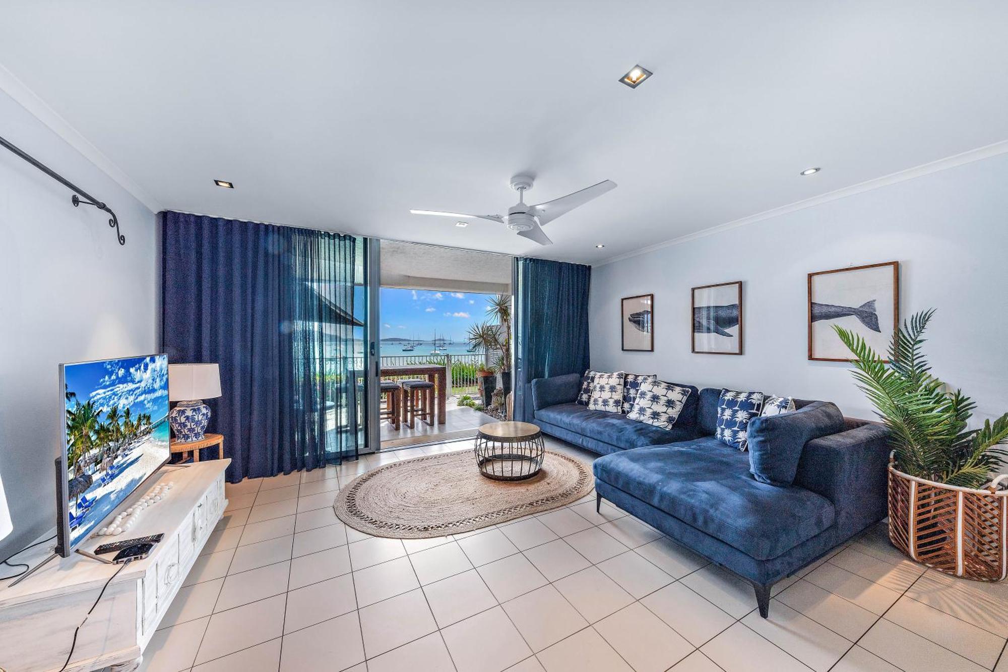 Apartment By The Sea Shore With Pool Airlie Beach