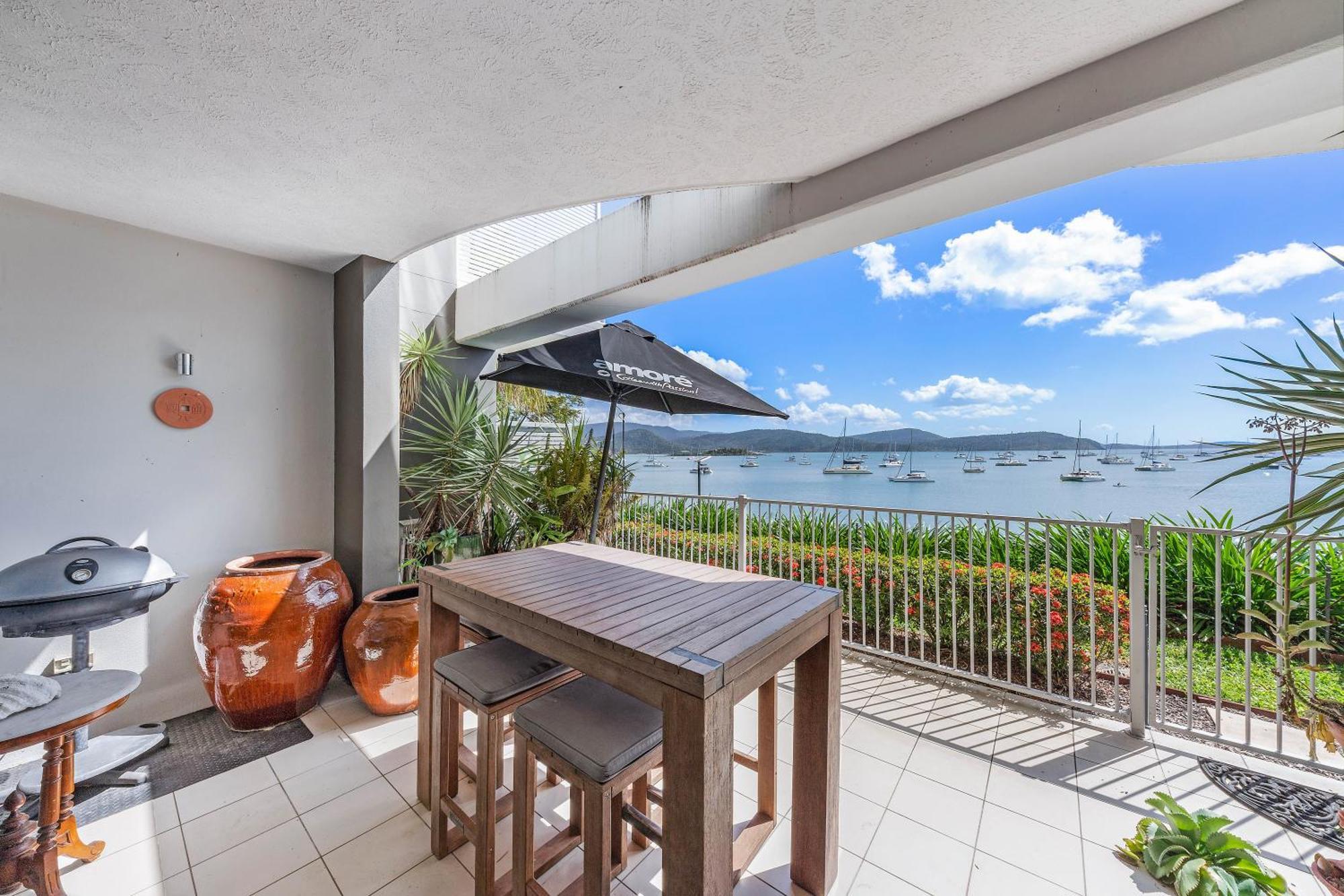 By The Sea Shore With Pool Airlie Beach