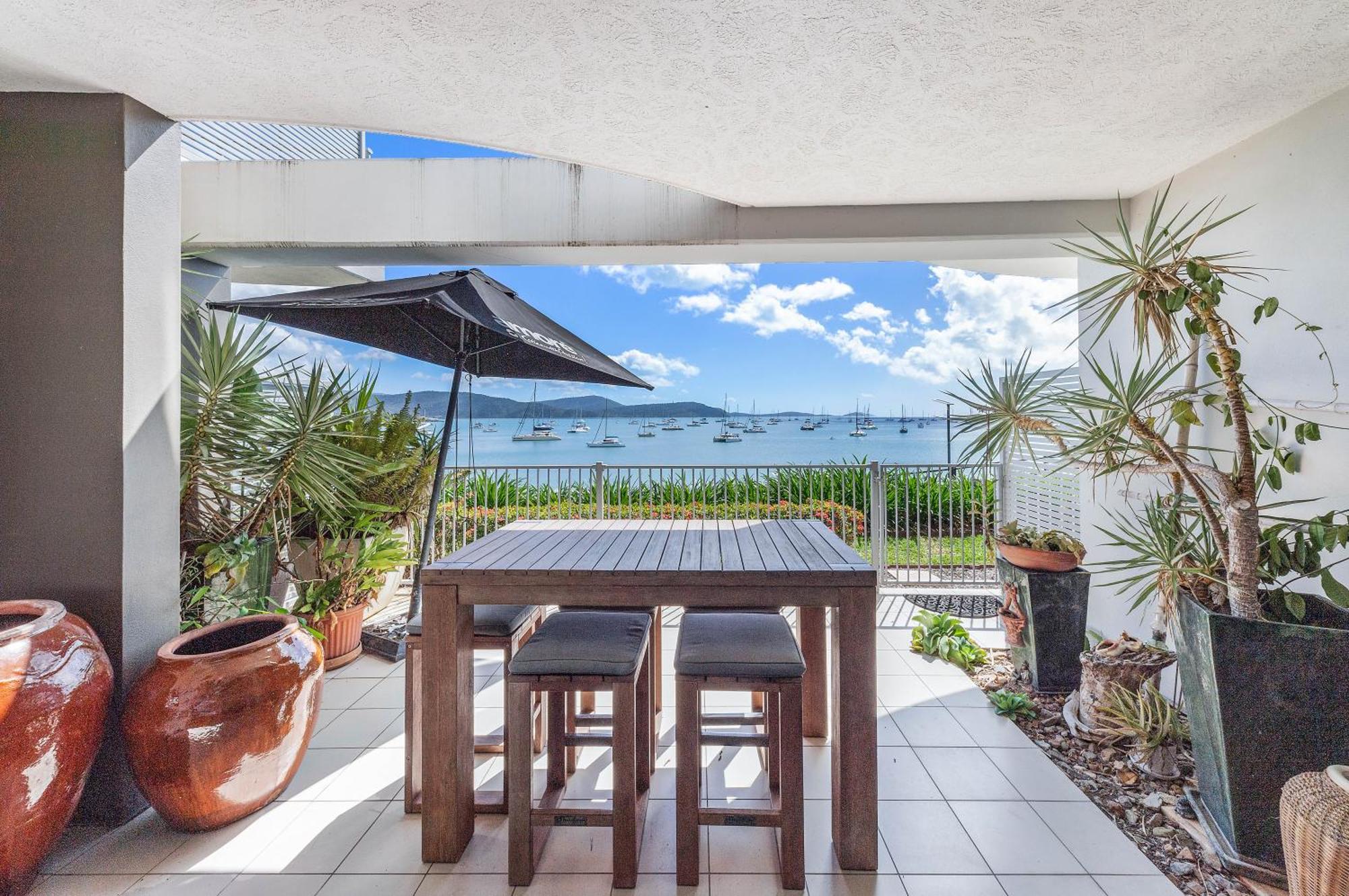 Apartment By The Sea Shore With Pool Airlie Beach