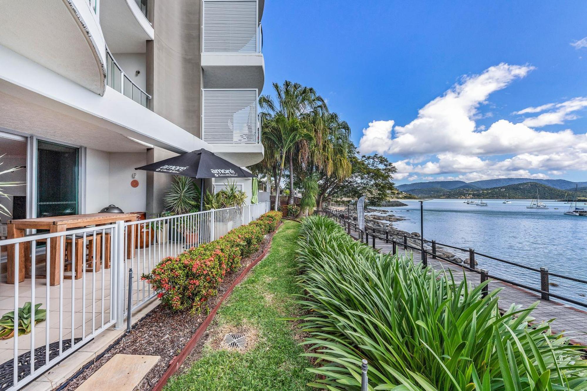 By The Sea Shore With Pool Apartment Airlie Beach