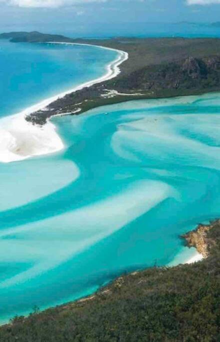 Whitsundays Ocean & Rainforest Views Airlie Apartment *