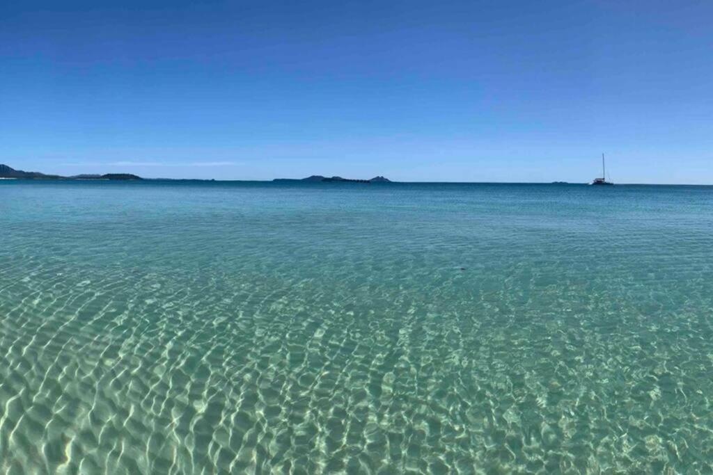 Whitsundays Ocean & Rainforest Views Airlie Apartment