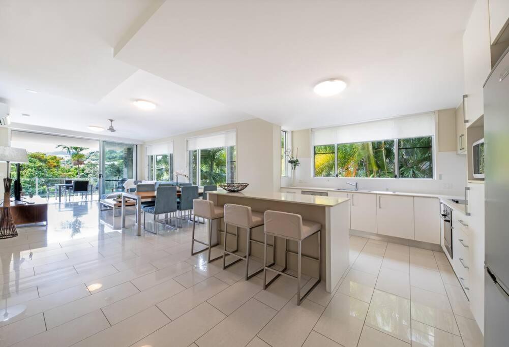 Whitsundays Ocean & Rainforest Views Airlie Apartment