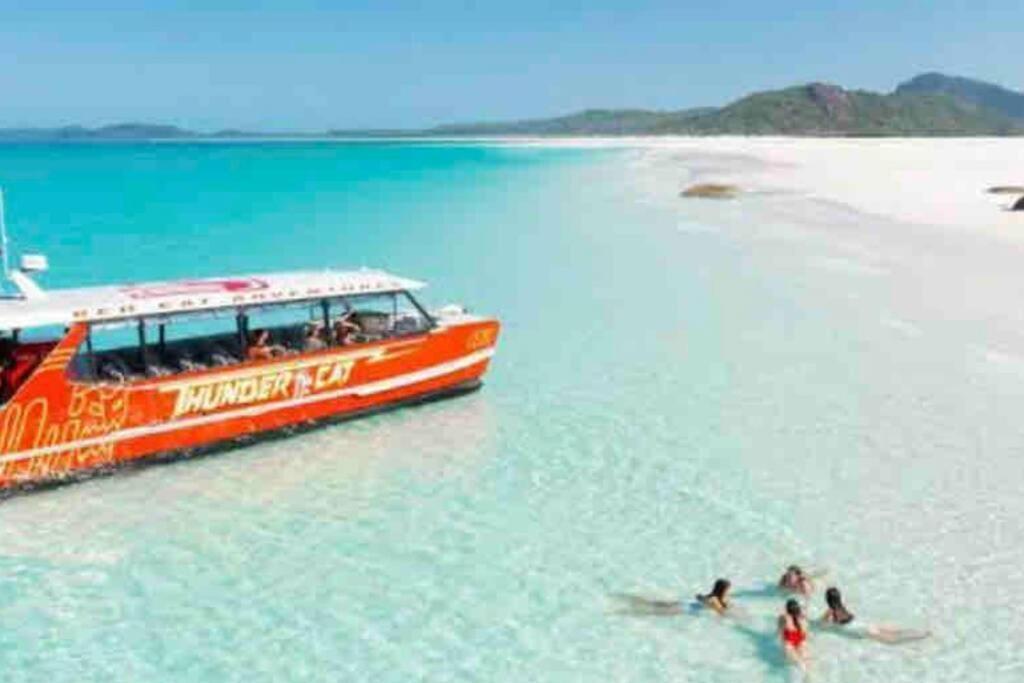 Whitsundays Ocean & Rainforest Views Airlie Apartment *