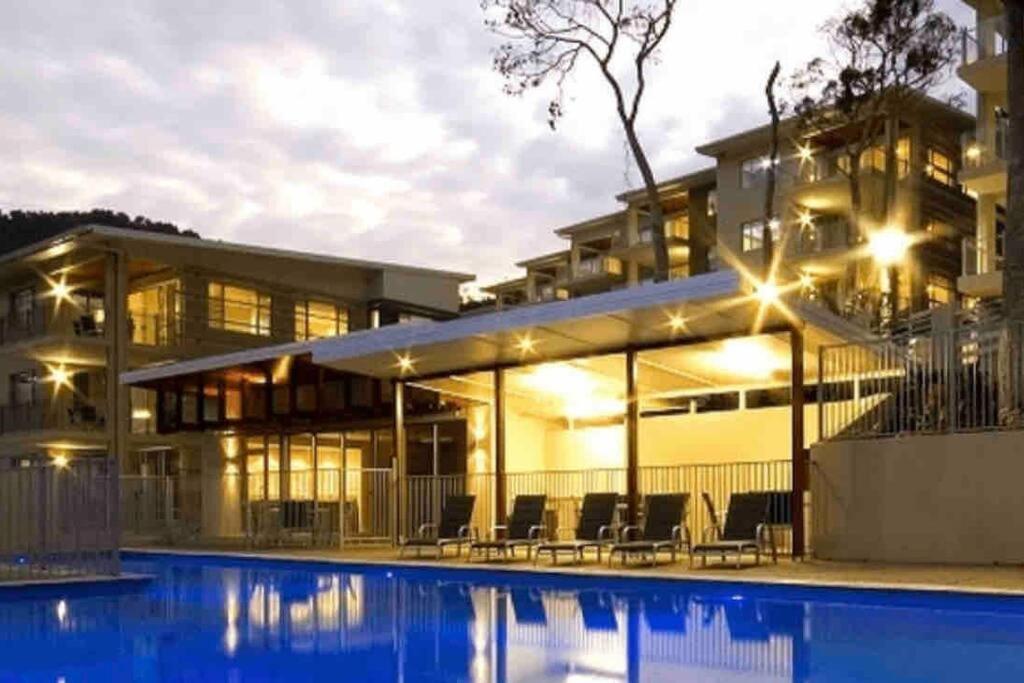 Whitsundays Ocean & Rainforest Views Airlie Apartment *