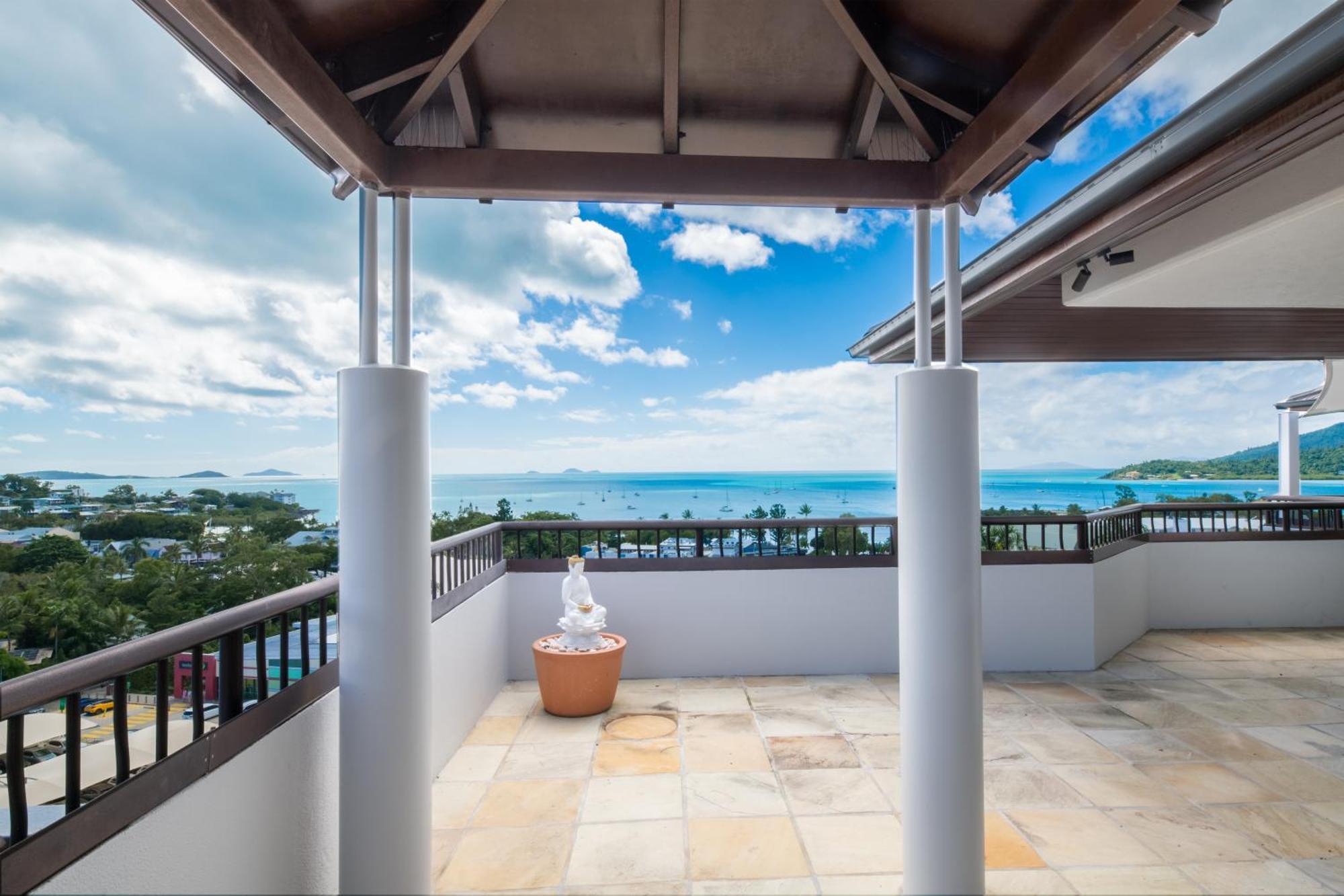 Waters Edge Penthouse Apartment Airlie Beach