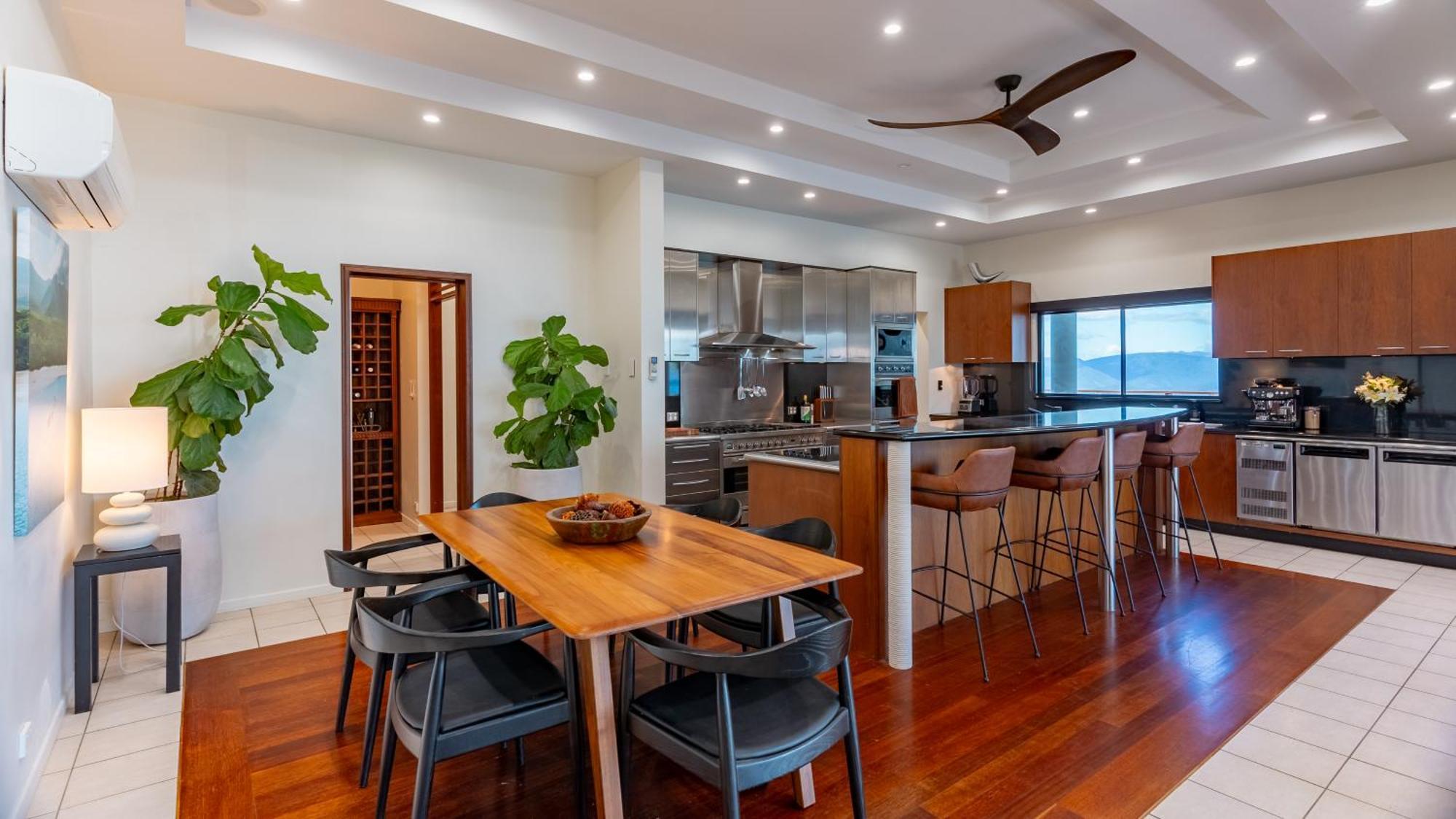 Parc Exclusif, Airlie - 360 Island Views From A Mountain Holiday home *
