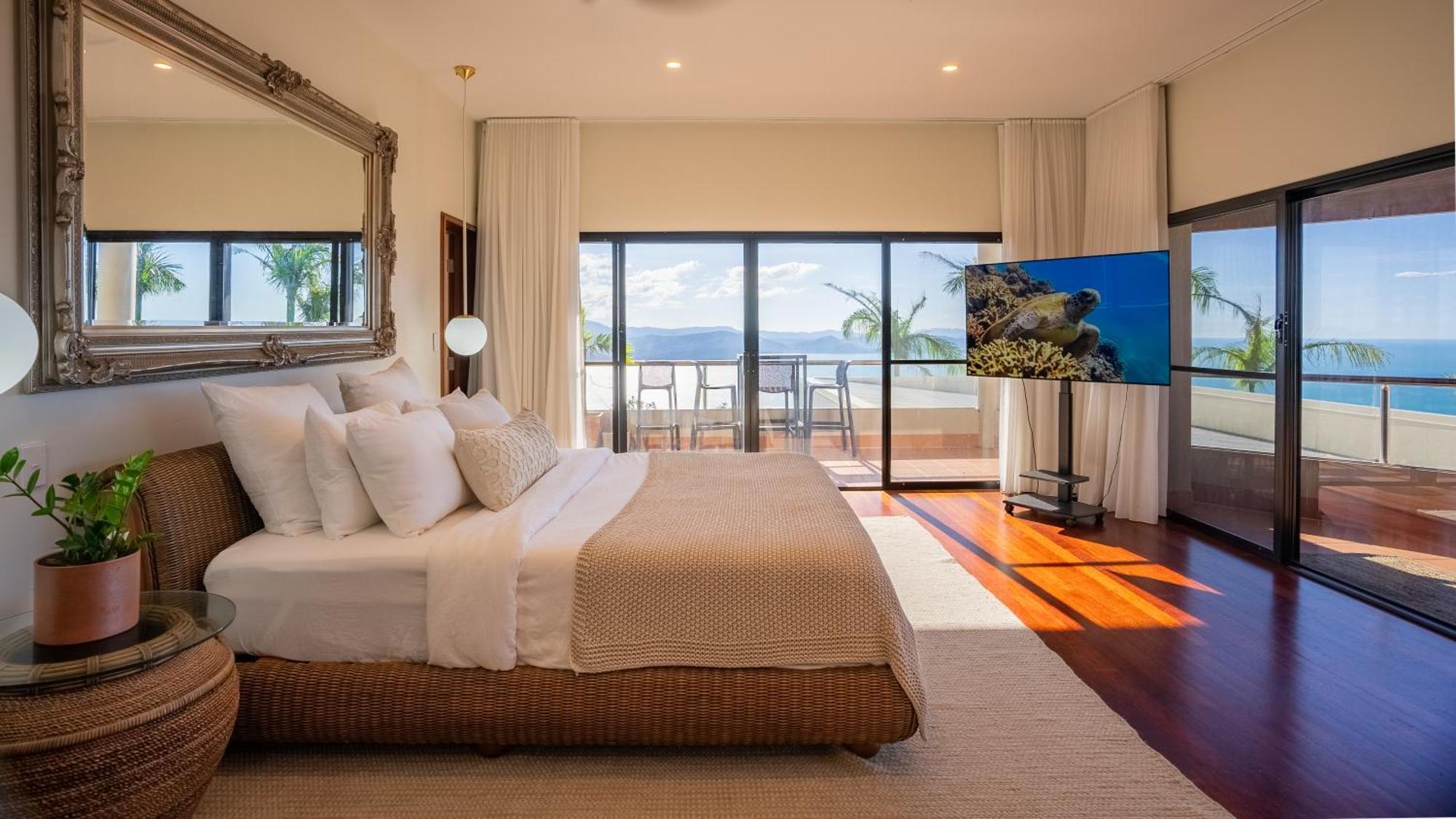 Parc Exclusif, Airlie - 360 Island Views From A Mountain Holiday home