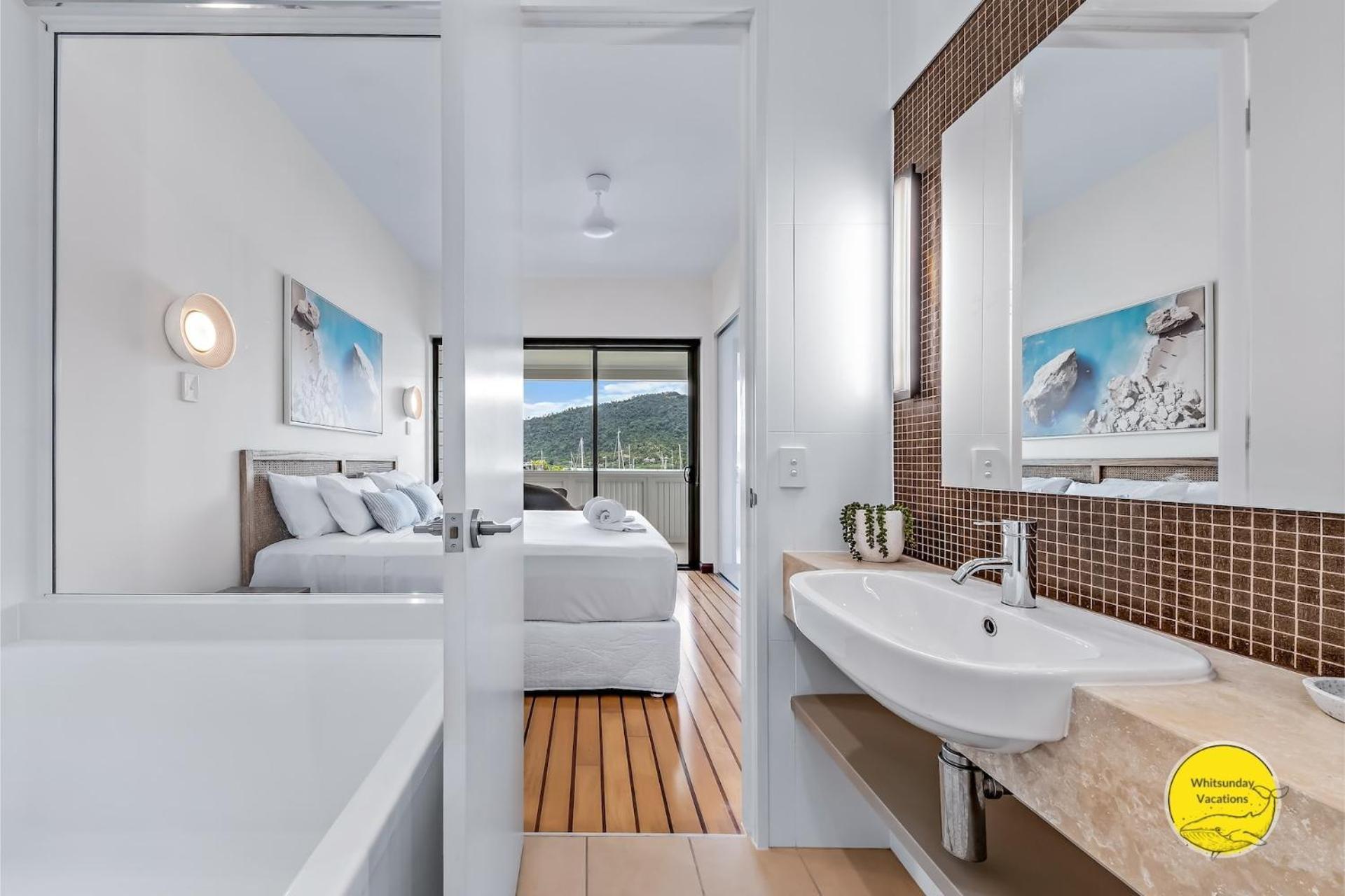 Penthouse Living At The Port Of Airlie Apartment