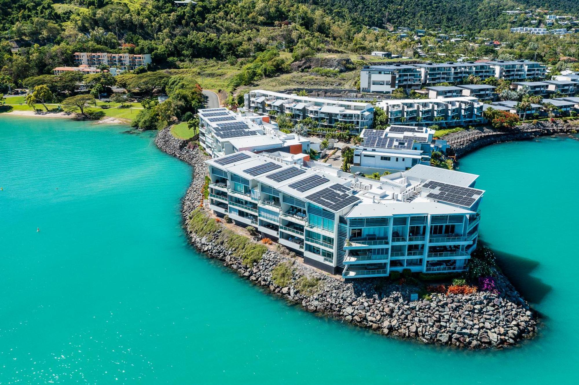 Peninsula Airlie Aparthotel 5*