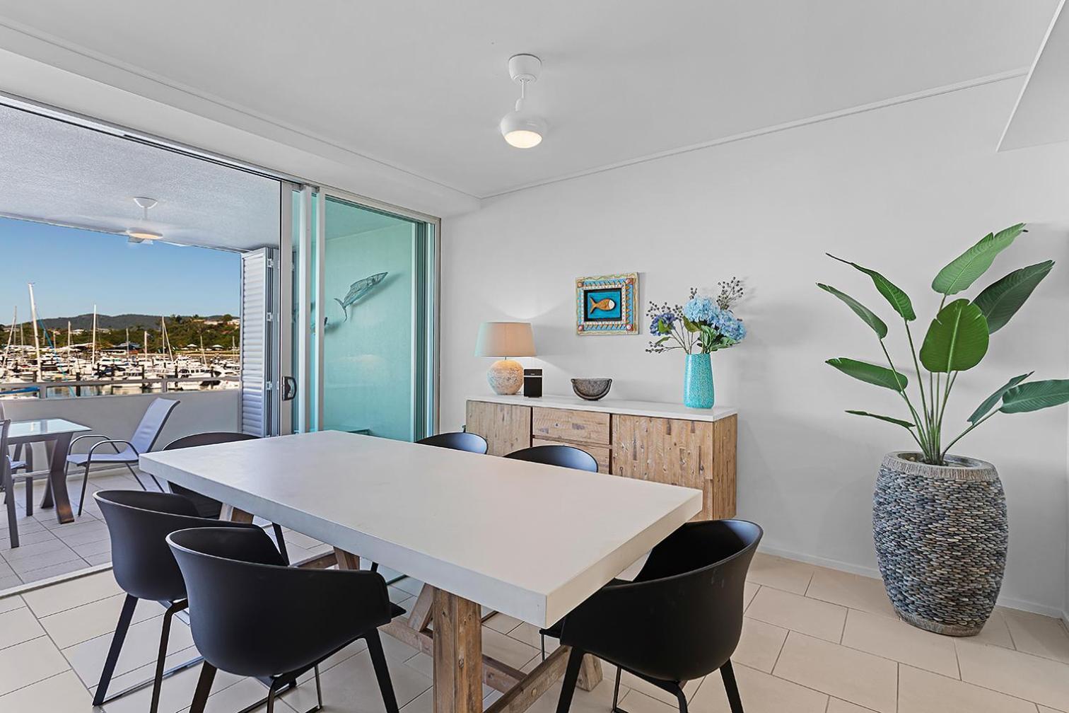 Peninsula Airlie Aparthotel 5*