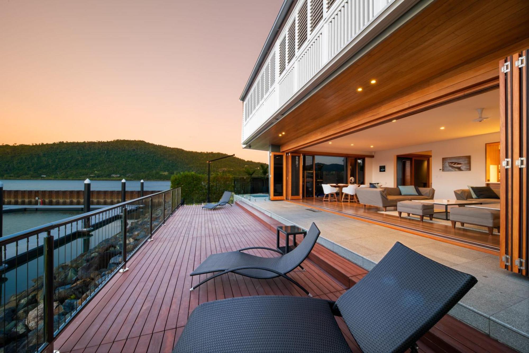 Airlie Marina-front Luxury At 10 The Cove