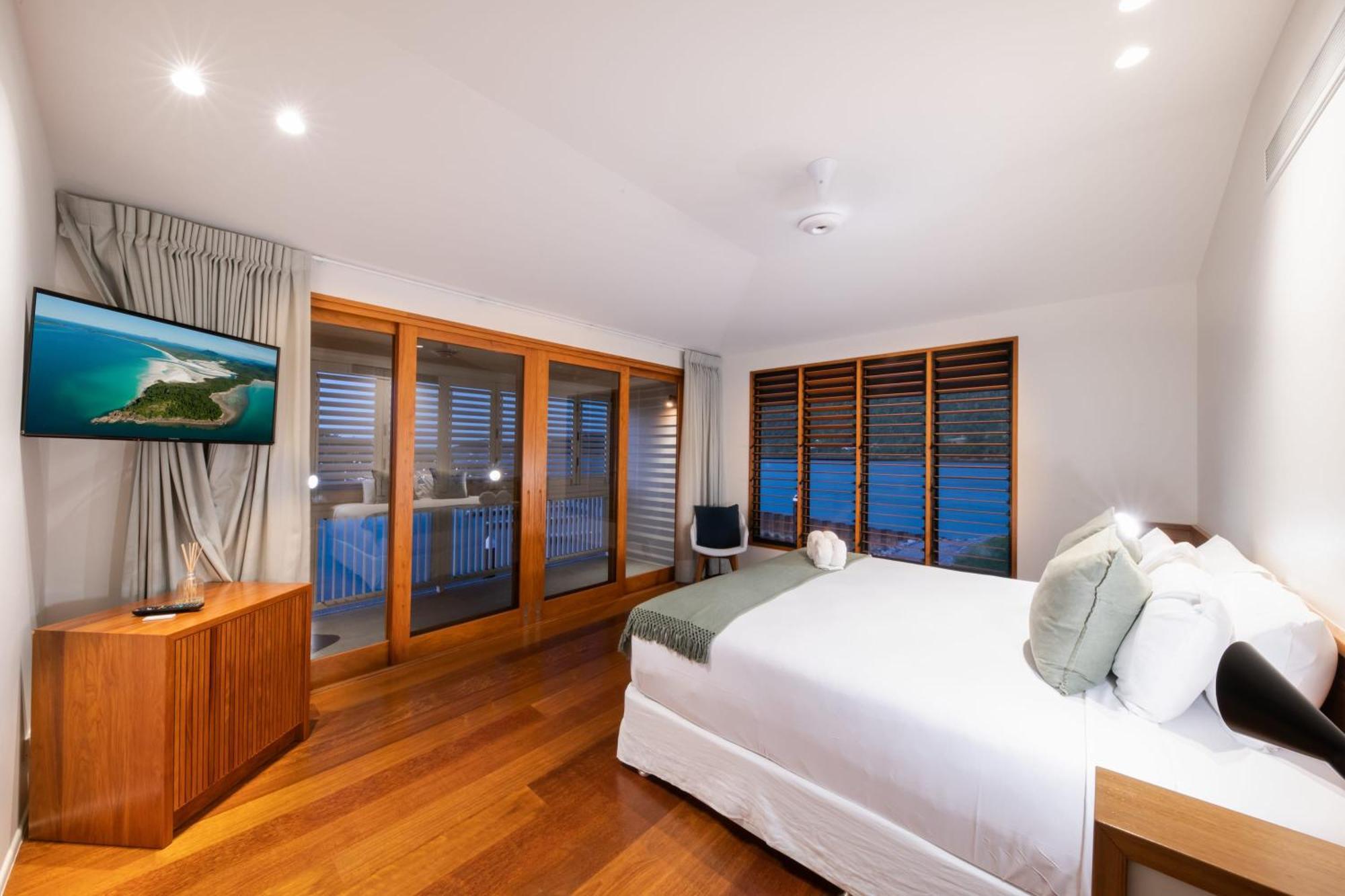 Holiday home Airlie Marina-front Luxury At 10 The Cove *
