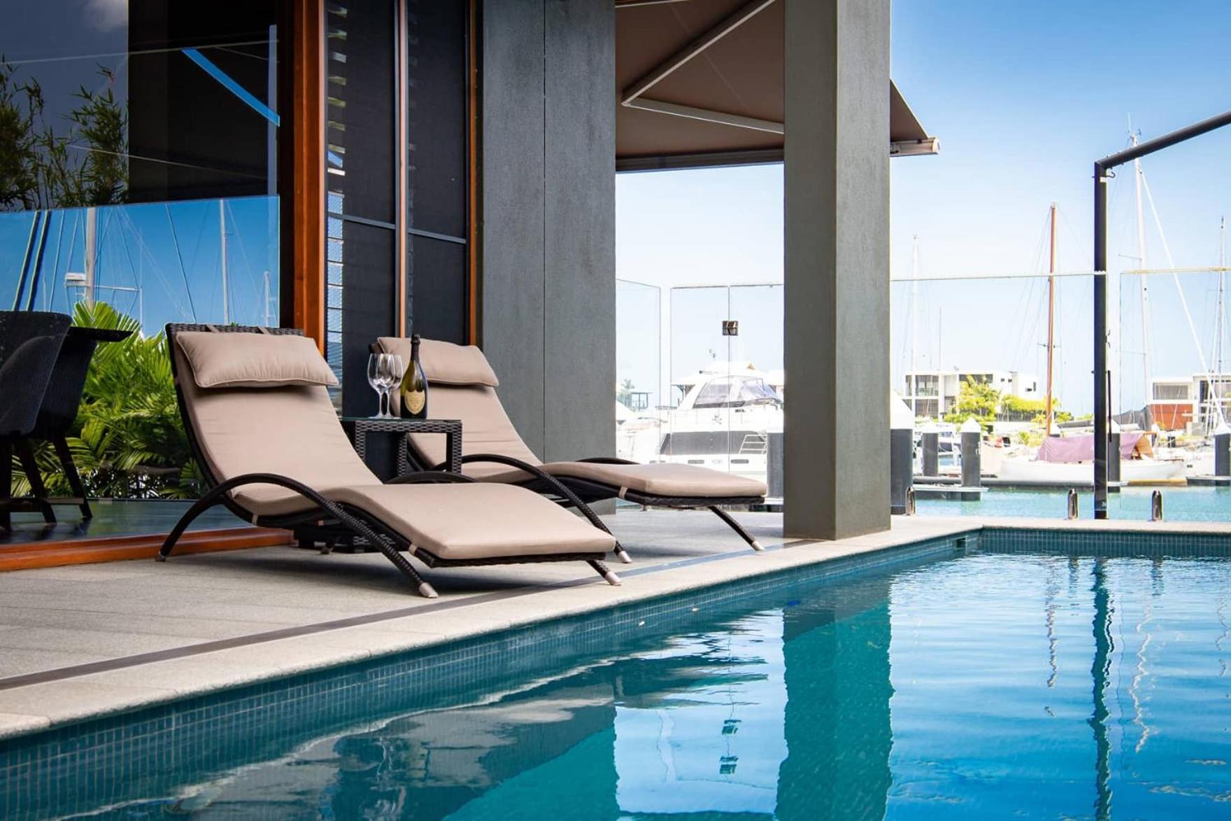 Airlie Marina-front Luxury At 10 The Cove Airlie Beach
