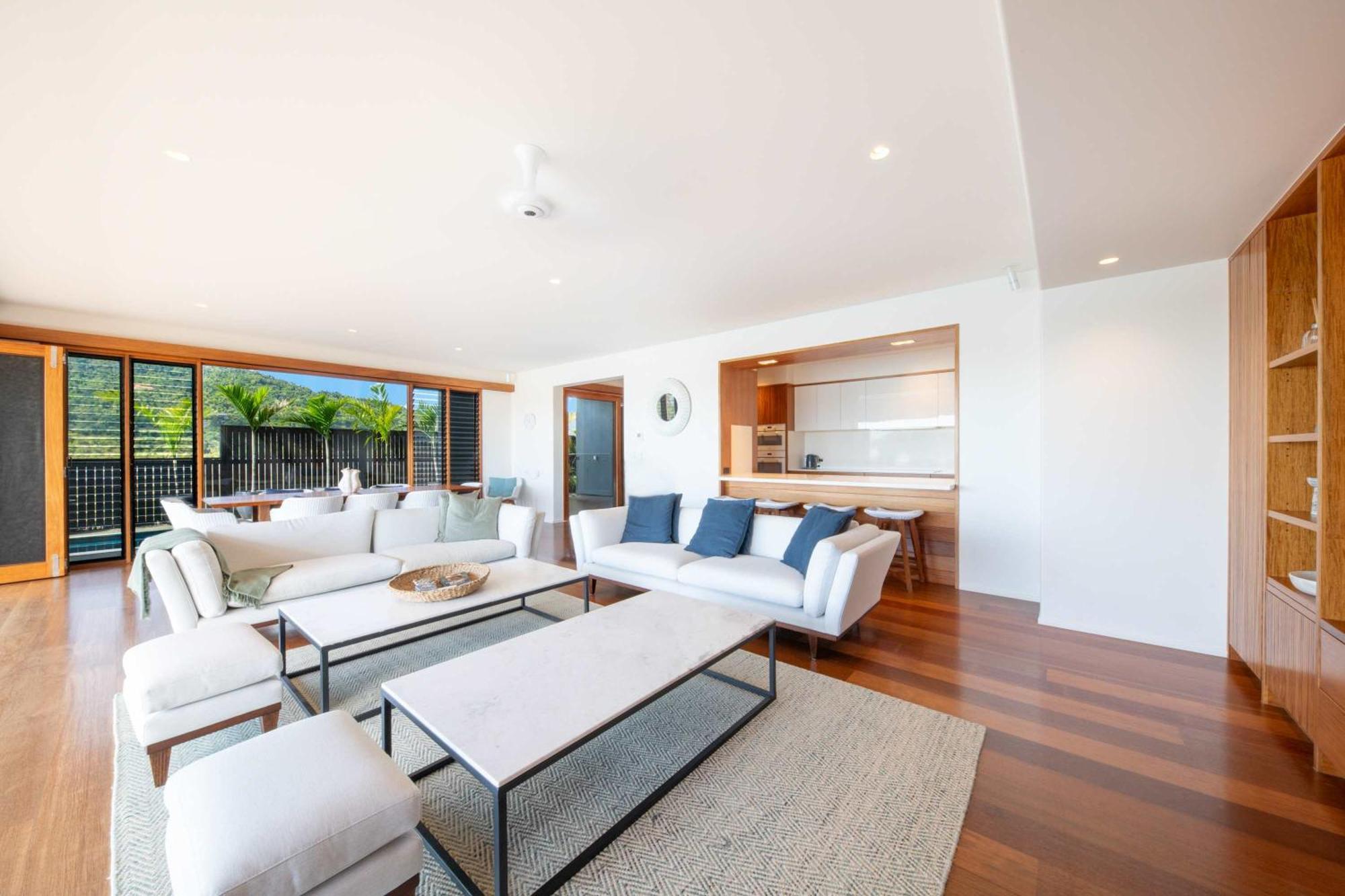 Airlie Marina-front Luxury At 10 The Cove Holiday home *