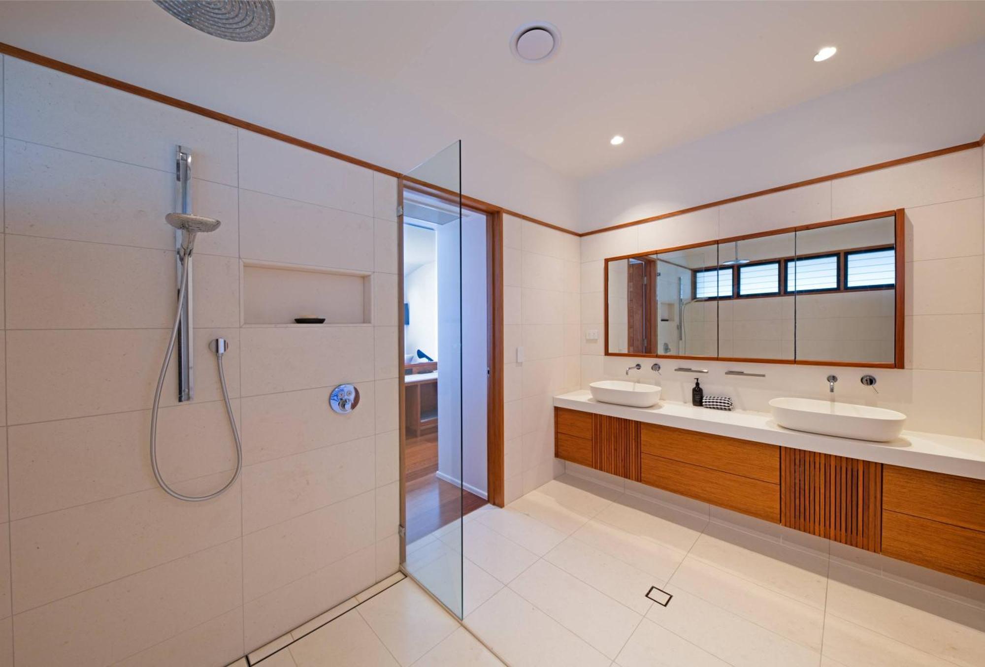 Airlie Marina-front Luxury At 10 The Cove Holiday home *