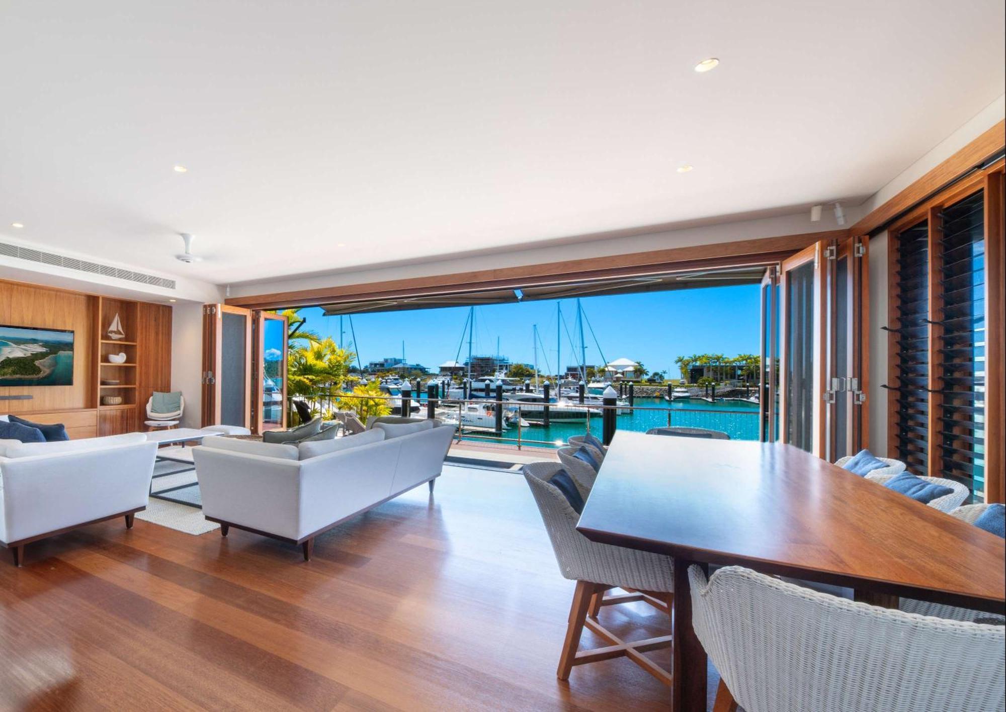 Holiday home Airlie Marina-front Luxury At 10 The Cove *