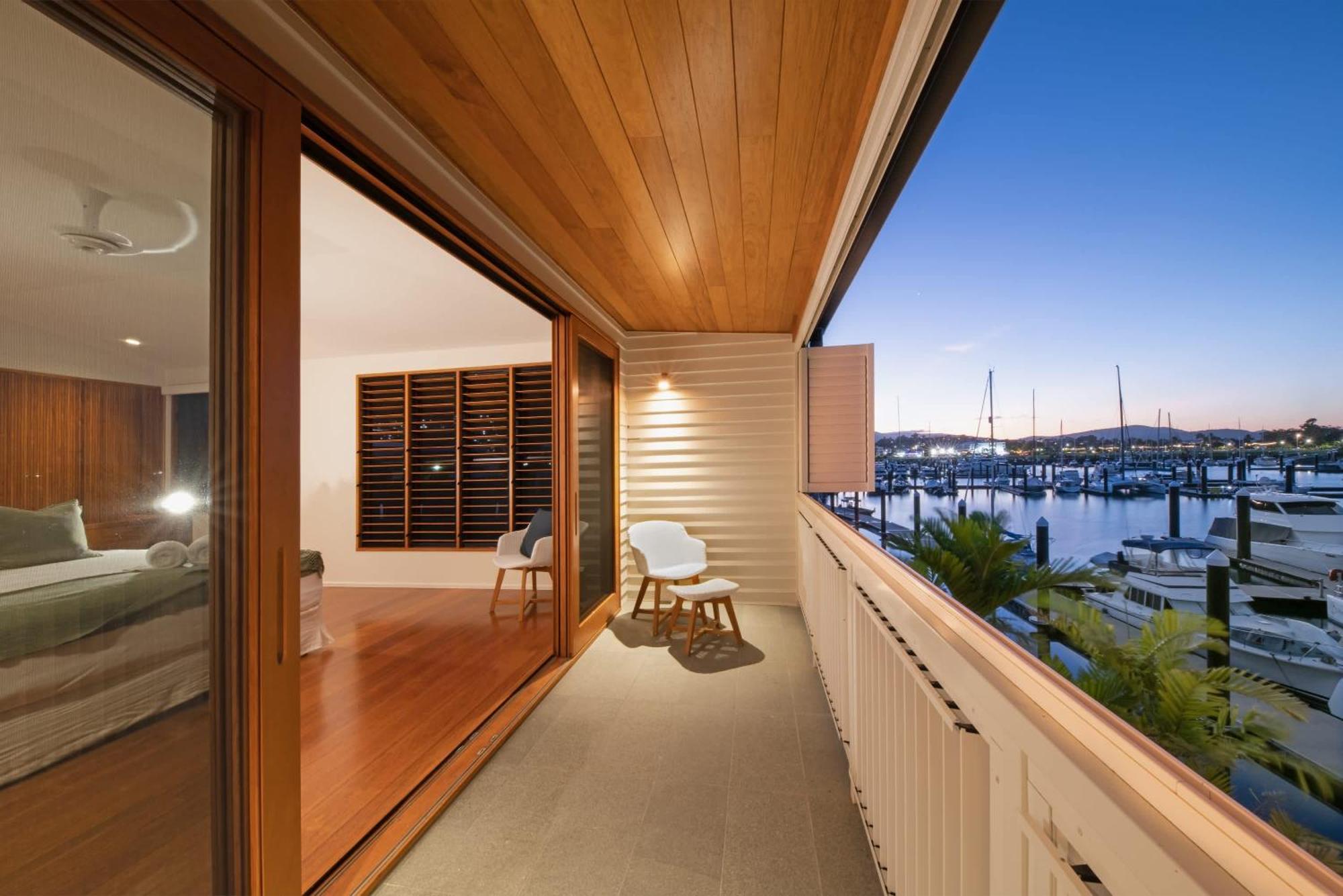 Airlie Marina-front Luxury At 10 The Cove