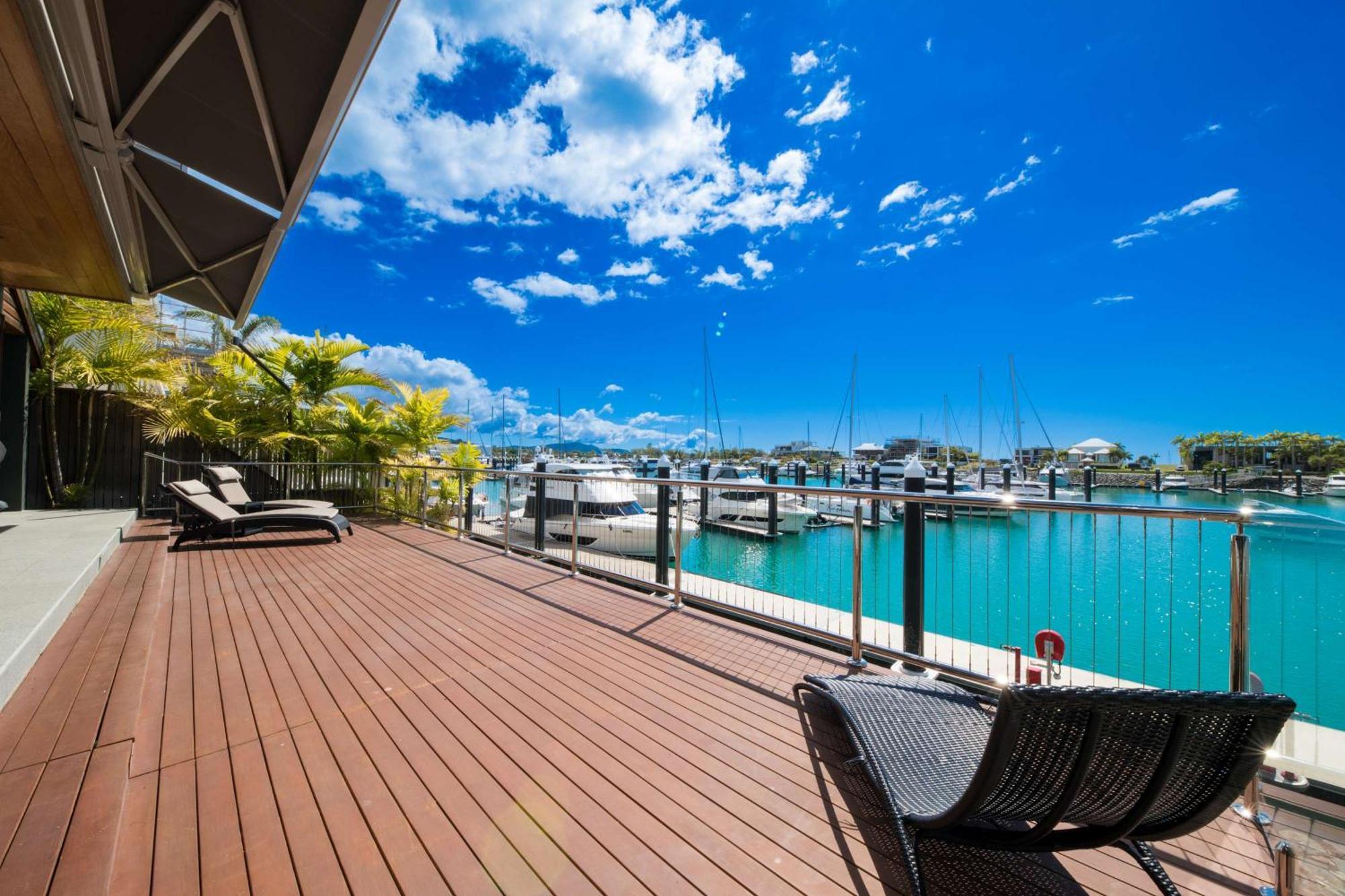 Airlie Marina-front Luxury At 10 The Cove Holiday home