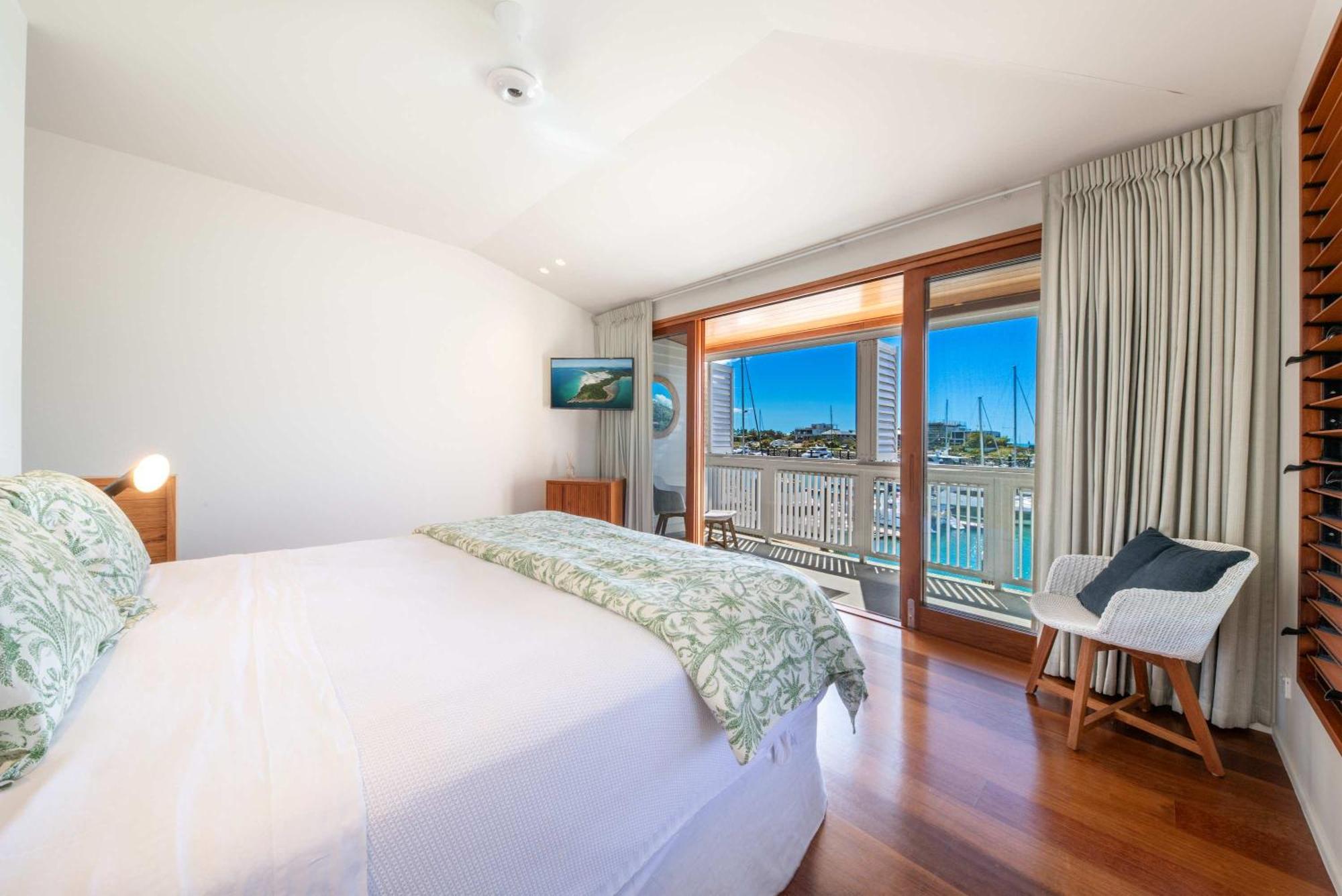 Airlie Marina-front Luxury At 10 The Cove