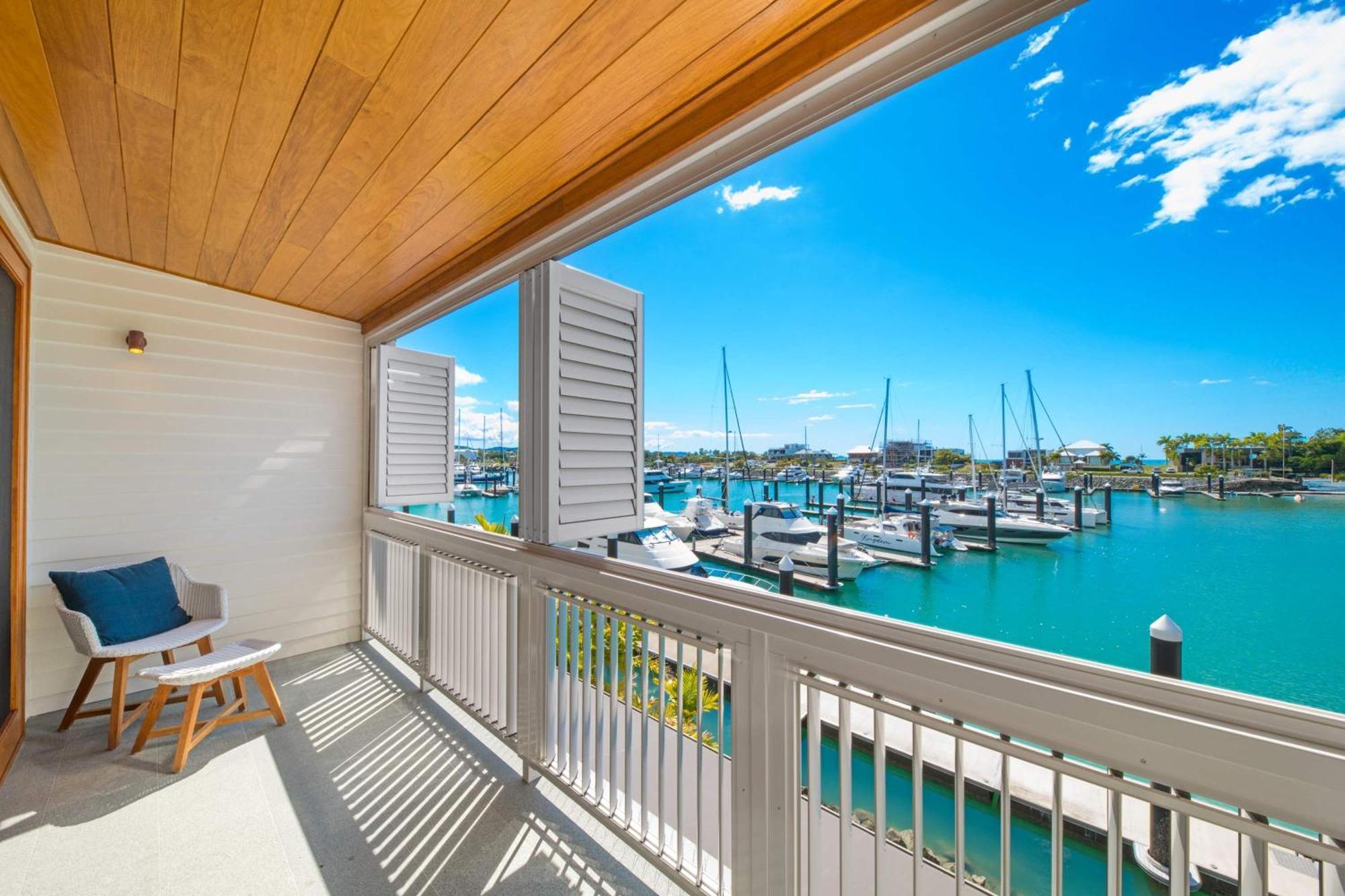 Airlie Marina-front Luxury At 10 The Cove Holiday home