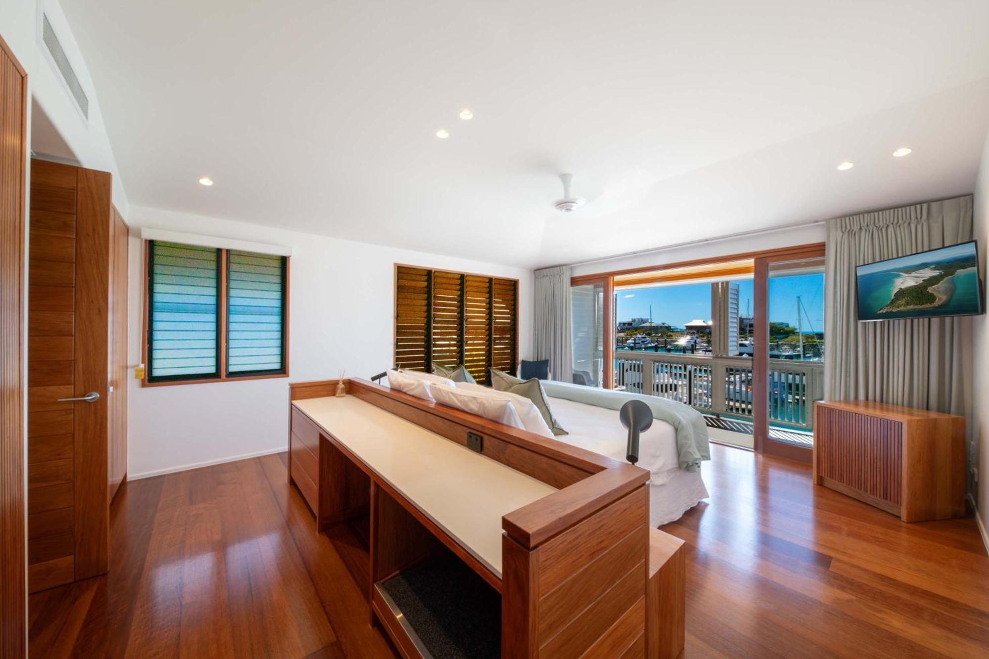 Airlie Marina-front Luxury At 10 The Cove Holiday home Airlie Beach