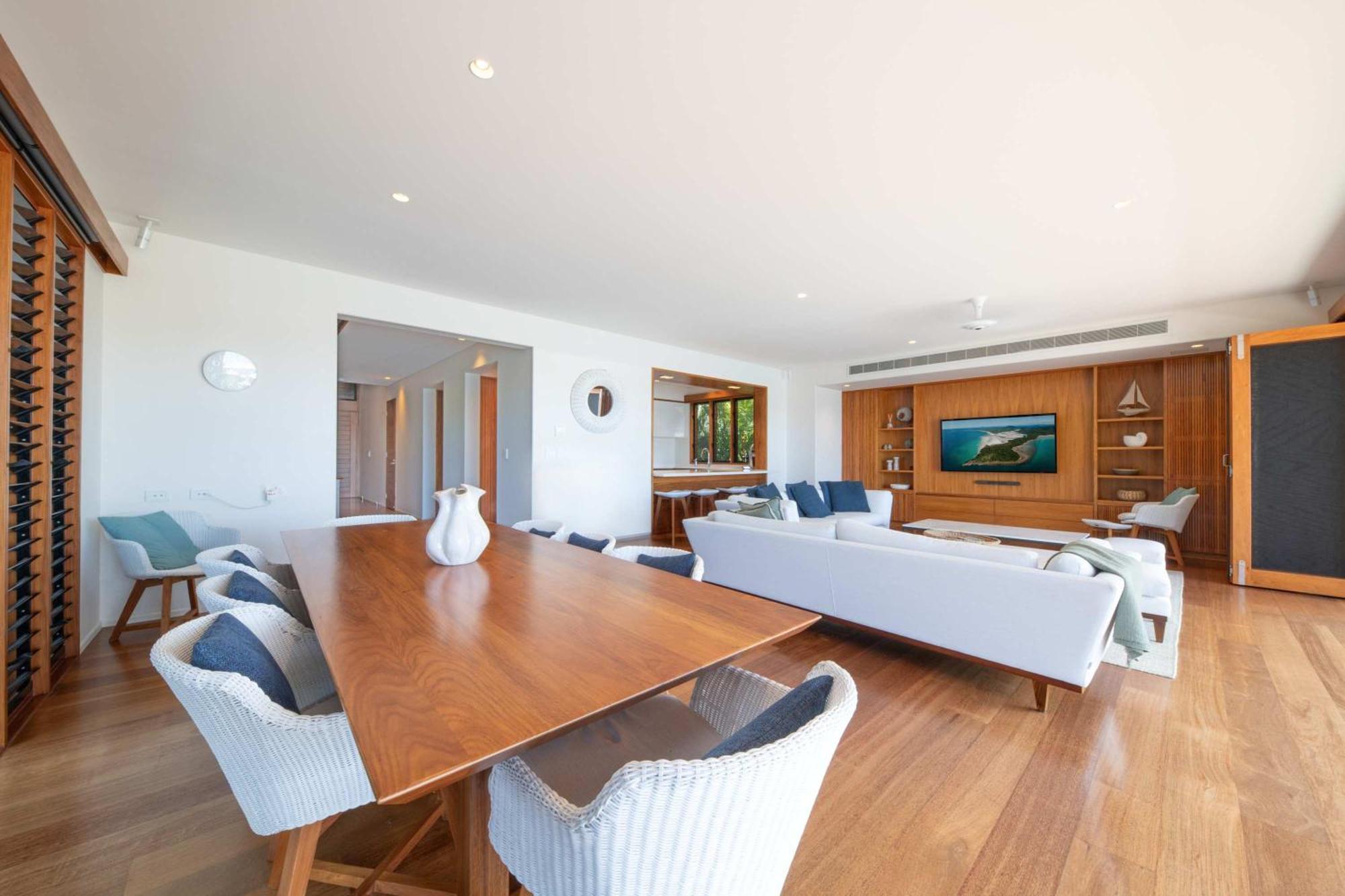 Airlie Marina-front Luxury At 10 The Cove Holiday home