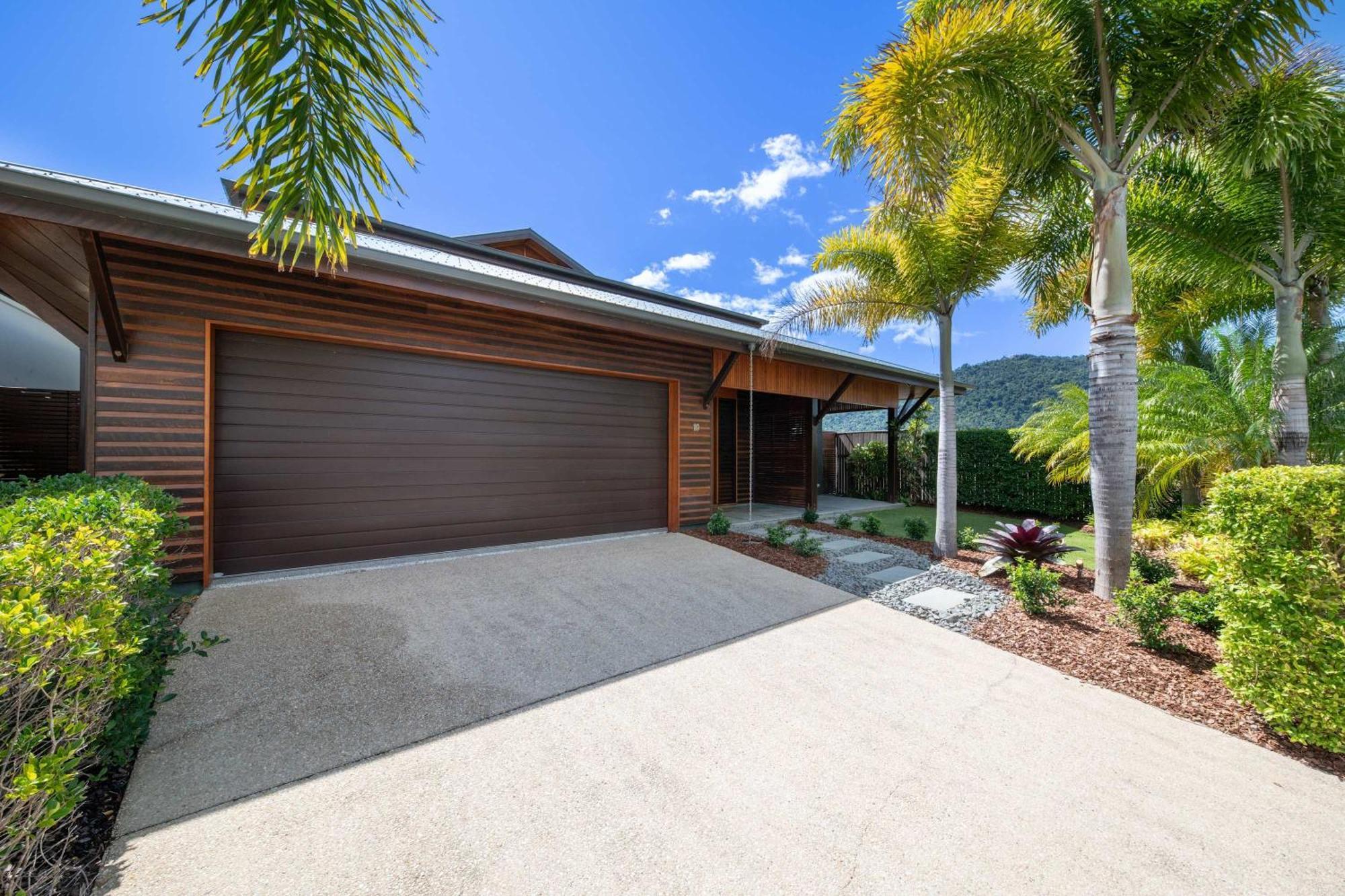 Airlie Marina-front Luxury At 10 The Cove Holiday home