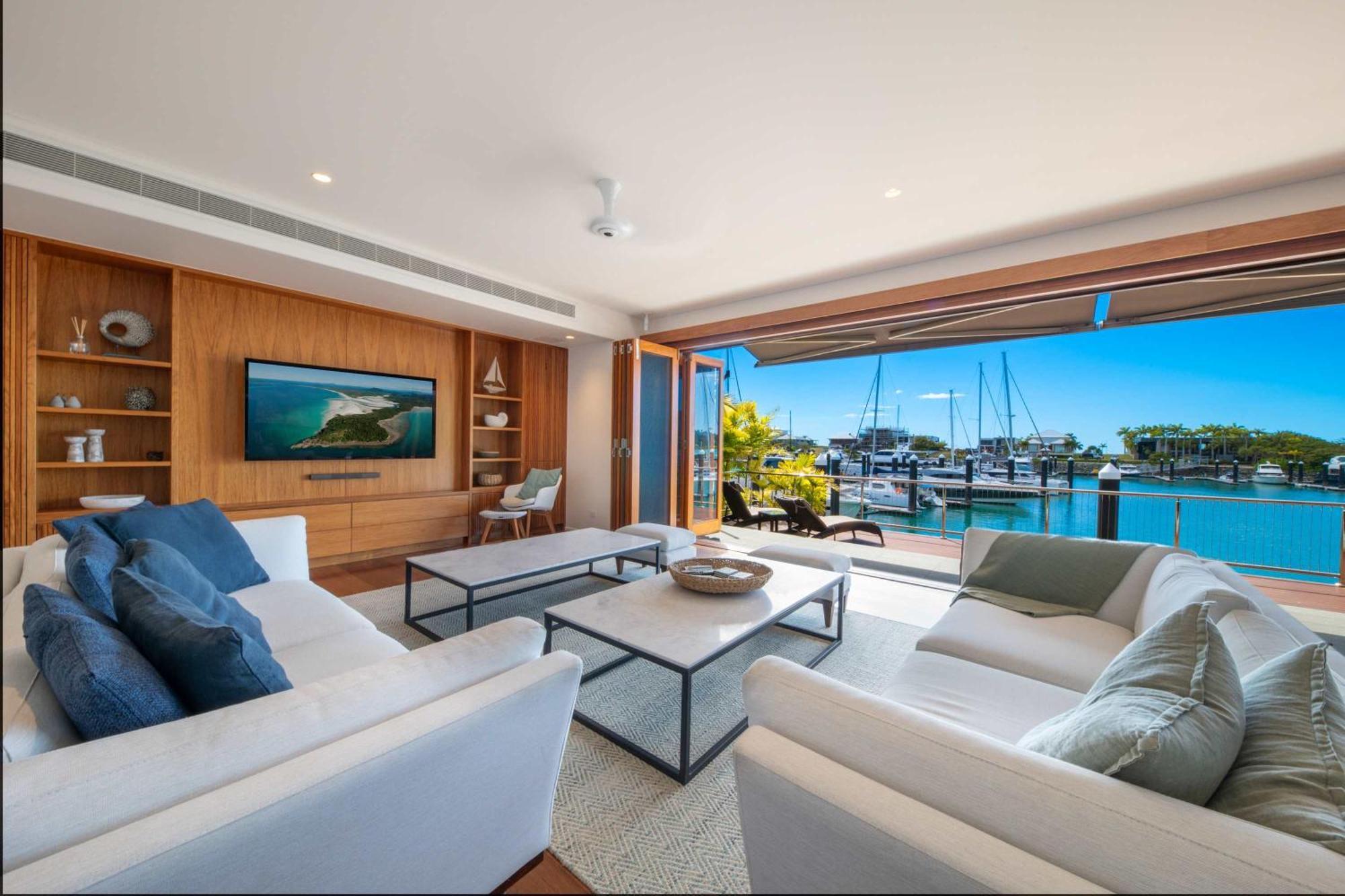 Airlie Marina-front Luxury At 10 The Cove Holiday home *
